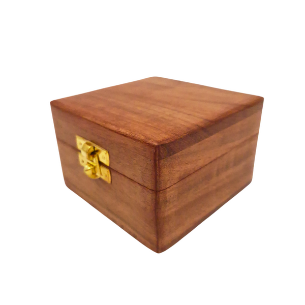 Scatola regalo in legno 6 x 6 x 4 cm con possibilità di incisione, marrone, con rivestimento in tessuto e chiusura in ottone