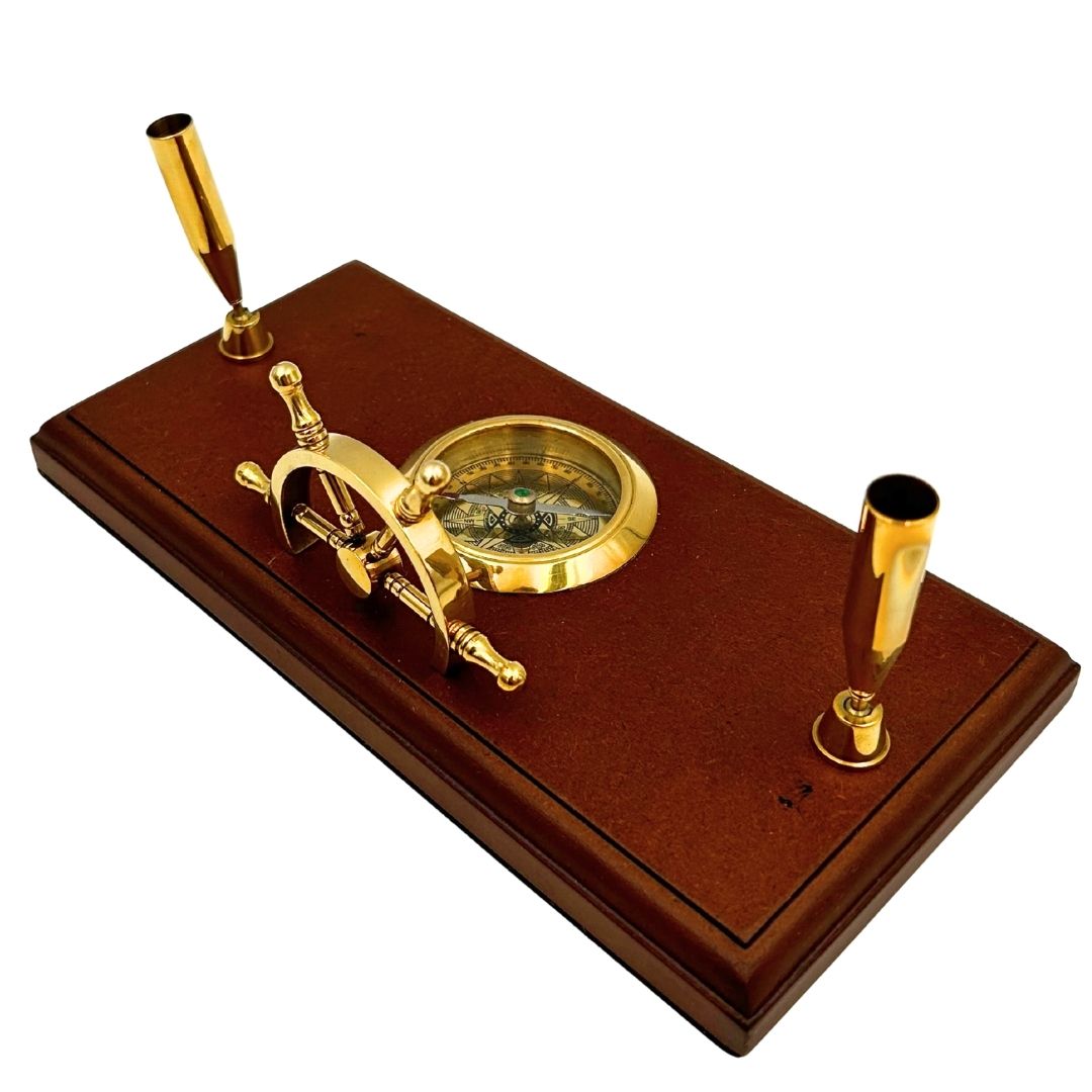 Set da Scrivania Marinaro con Incisione – Timone, Bussola, Portapenne in Legno Lucidato e Ottone