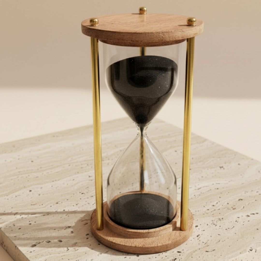 Clessidra in ottone e legno da 5 minuti con incisione personalizzata – elegante decorazione retrò per regalo – altezza 15,5 cm, sabbia nera, ottone e legno