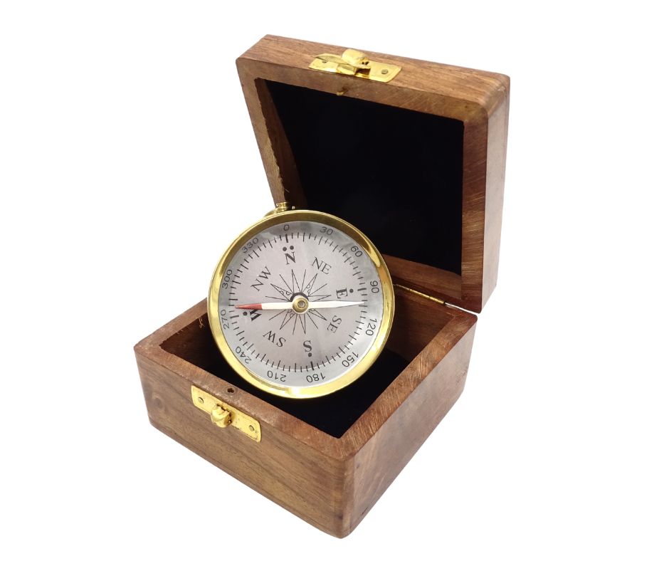Bussola in ottone in confezione di legno con possibilità di incisione personalizzata - regalo elegante per appassionati di marina, diametro 7,5 cm, altezza 1,5 cm