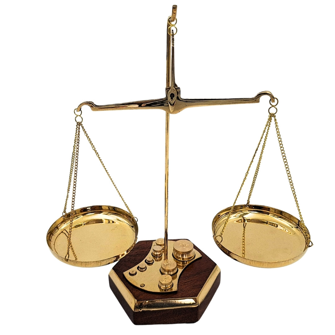 Bilancia a piatti retrò in ottone e legno con possibilità di personalizzazione incisione – Regalo ideale per avvocati, giudici o farmacisti – Dimensioni 24x20x9,5 cm