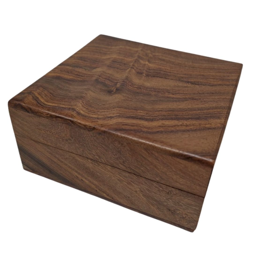 Elegante scatola in legno con inserto blu navy, 14x14x6,5 cm, personalizzabile con incisione