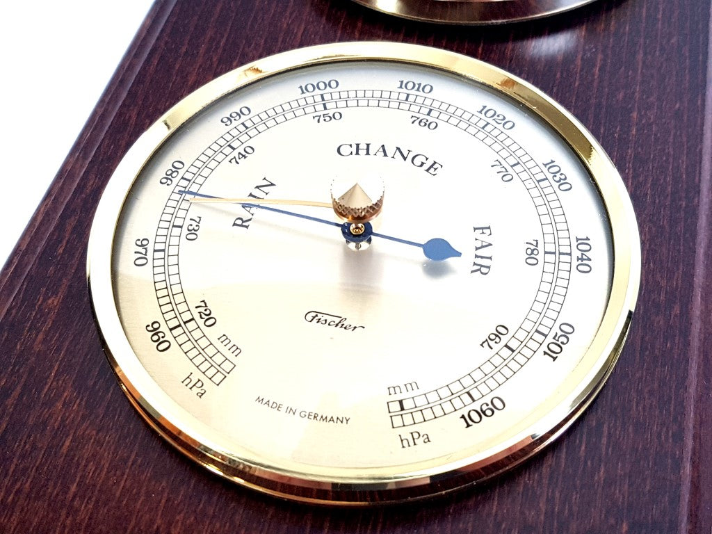 Stazione Meteorologica Fischer 9176-22 con Barometro, Igrometro e Termometro in Cornice di Ottone su Base di Mogano con Opzione di Personalizzazione Incisa