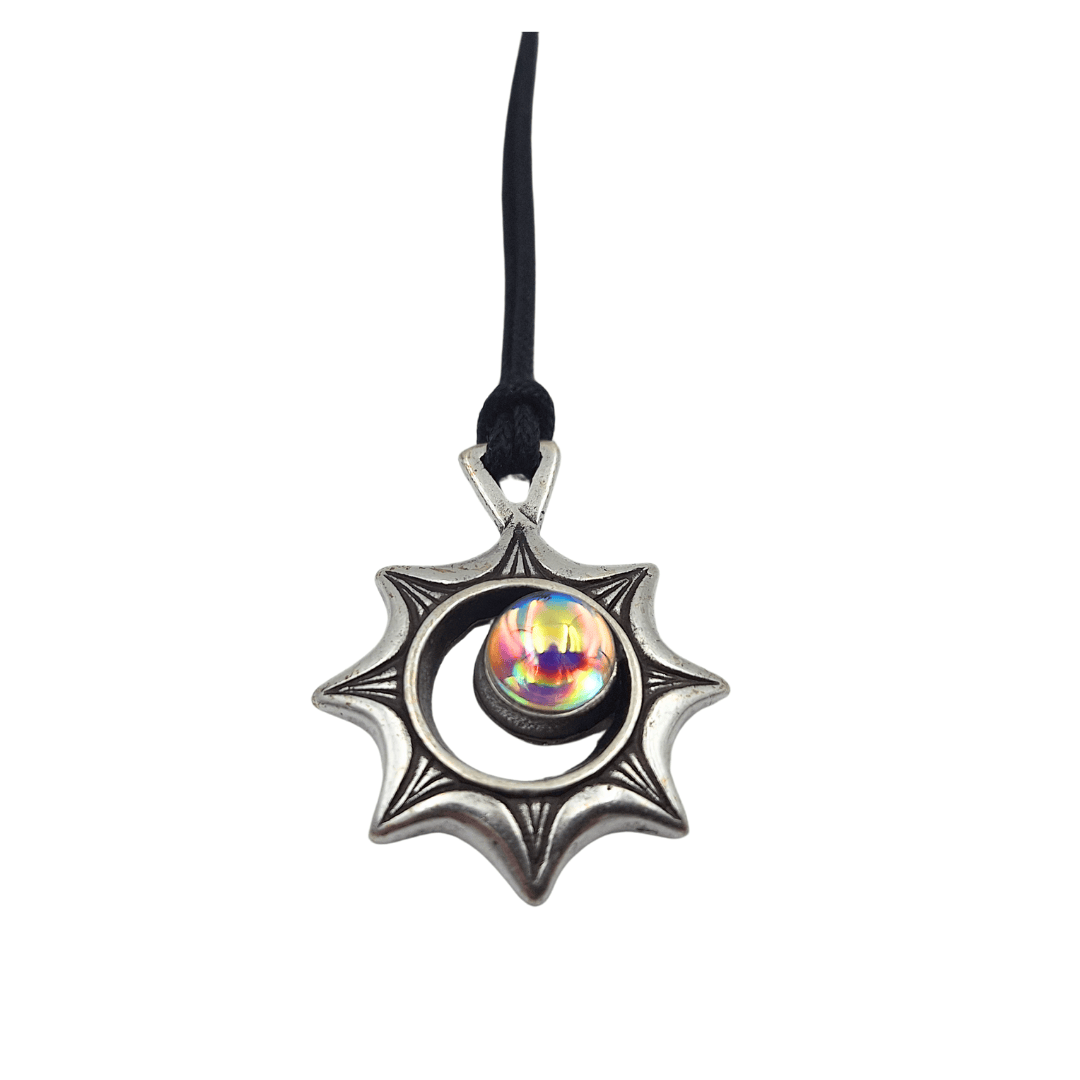 Collana Eclissi Solare con incisione – Illusione Ottica con Cristallo Ceco, Regalo Personalizzato per Viaggiatori, Zamak di alta qualità, lunghezza regolabile 45-62 cm