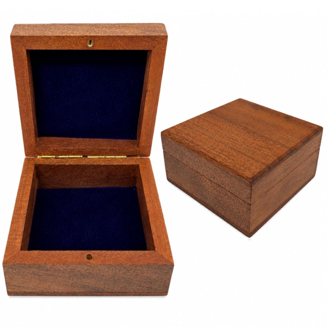 Scatola regalo portagioie in legno 8x8 cm con inserto blu navy, personalizzabile con incisione