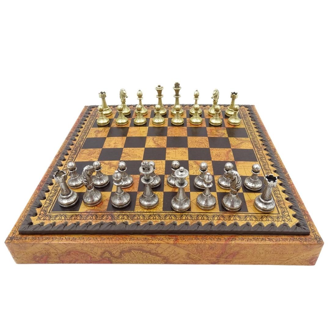 Scacchi esclusivi in metallo Italfama 28x28 cm con possibilità di incisione personalizzata, scacchiera marrone-nera, pezzi dorati e argentati