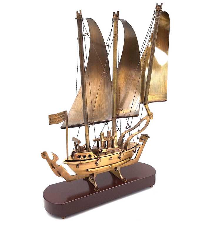 Nave in Ottone su Base in Legno 38 cm con Possibilità di Incisione