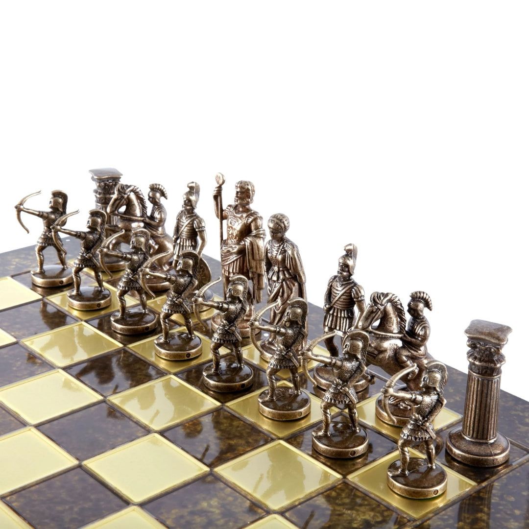 Scacchi in ottone Arcieri 44x44 cm con possibilità di personalizzazione tramite incisione - Regalo di lusso per appassionati di mitologia e strategia, pezzi fatti a mano di alta qualità