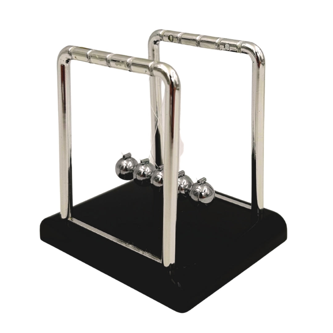 Pendolo Newton con incisione – elegante gadget antistress da scrivania, perfetto come regalo – altezza 9 cm, sfere in acciaio, design minimalista