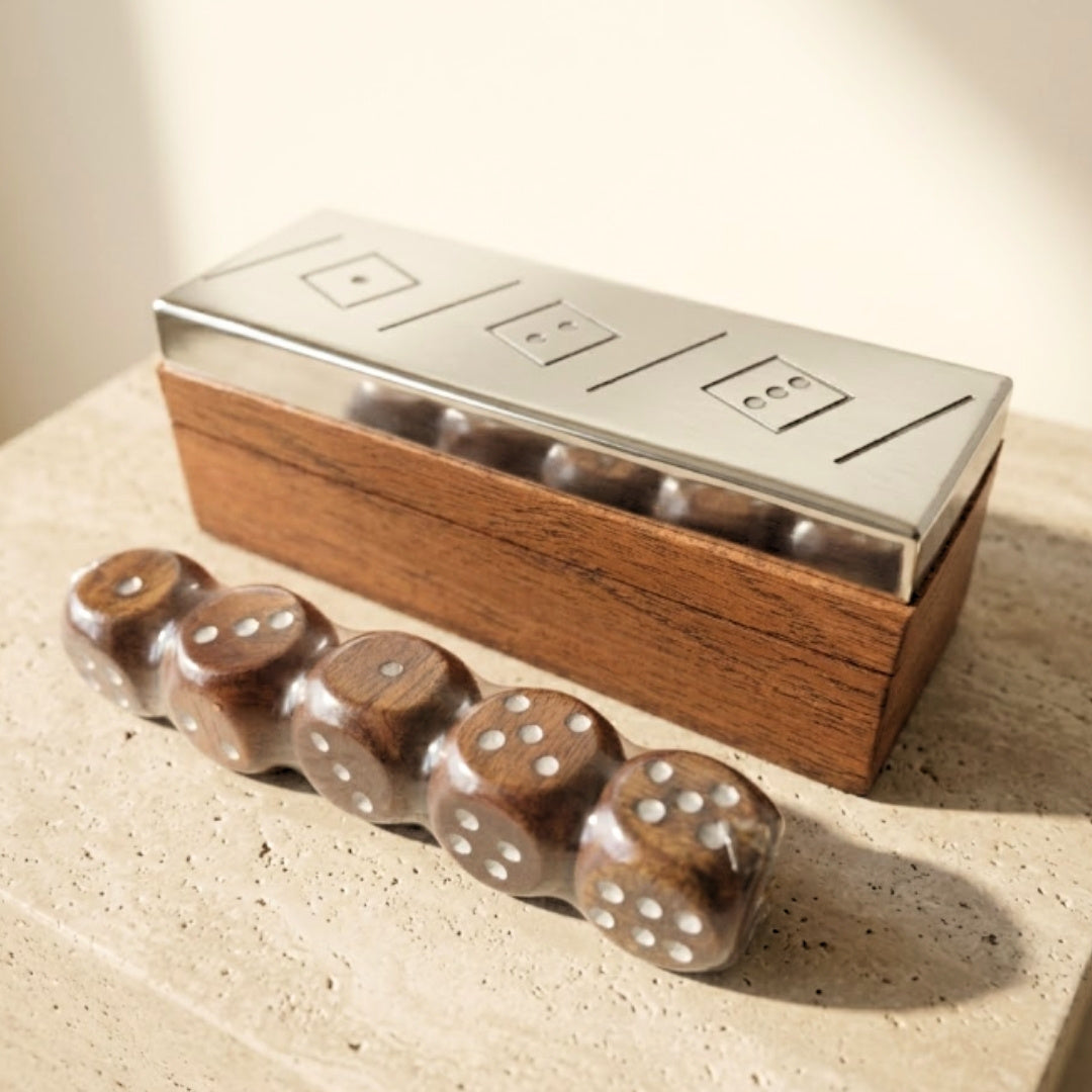 Gioco di dadi con incisione personalizzata in scatola di legno con coperchio metallico, ideale come regalo – G1117, 12,5x4,5x4,5 cm
