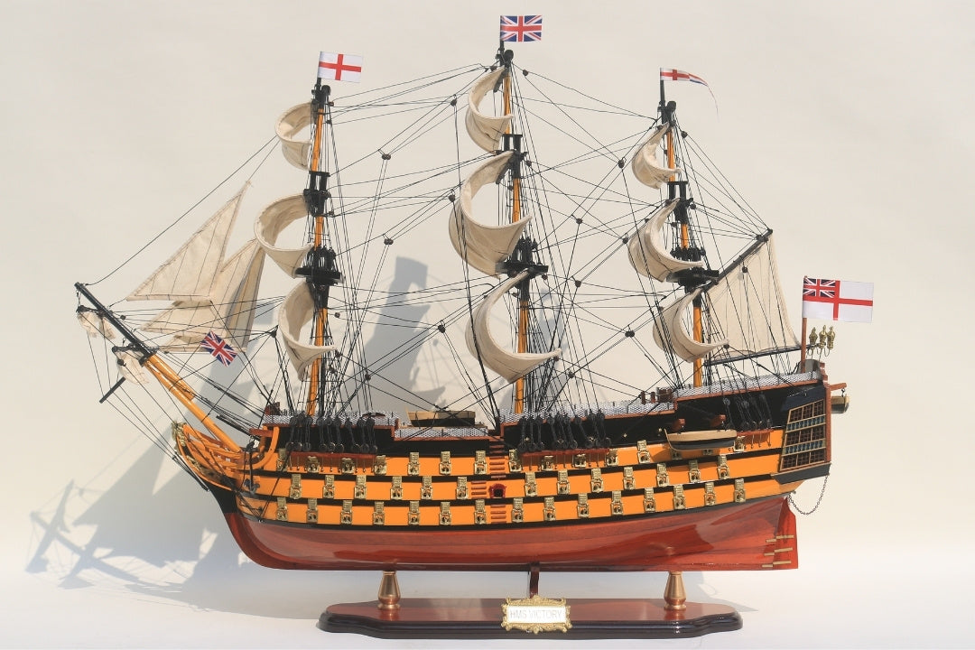 Modello assemblato del veliero HMS Victory da 80 cm con possibilità di personalizzazione tramite incisione - Decorazione esclusiva da regalare, realizzata a mano in legno esotico, alta qualità e cura dei dettagli