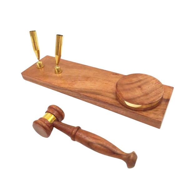 Martelletto da giudice con incisione personalizzata su base in legno – elegante portapenne in legno scuro