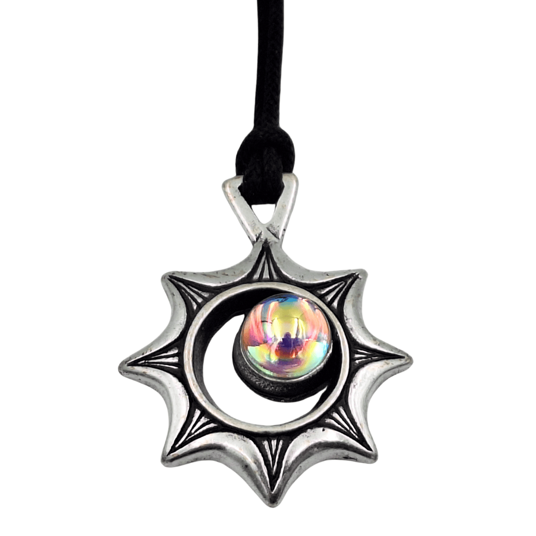 Collana Eclissi Solare con incisione – Illusione Ottica con Cristallo Ceco, Regalo Personalizzato per Viaggiatori, Zamak di alta qualità, lunghezza regolabile 45-62 cm