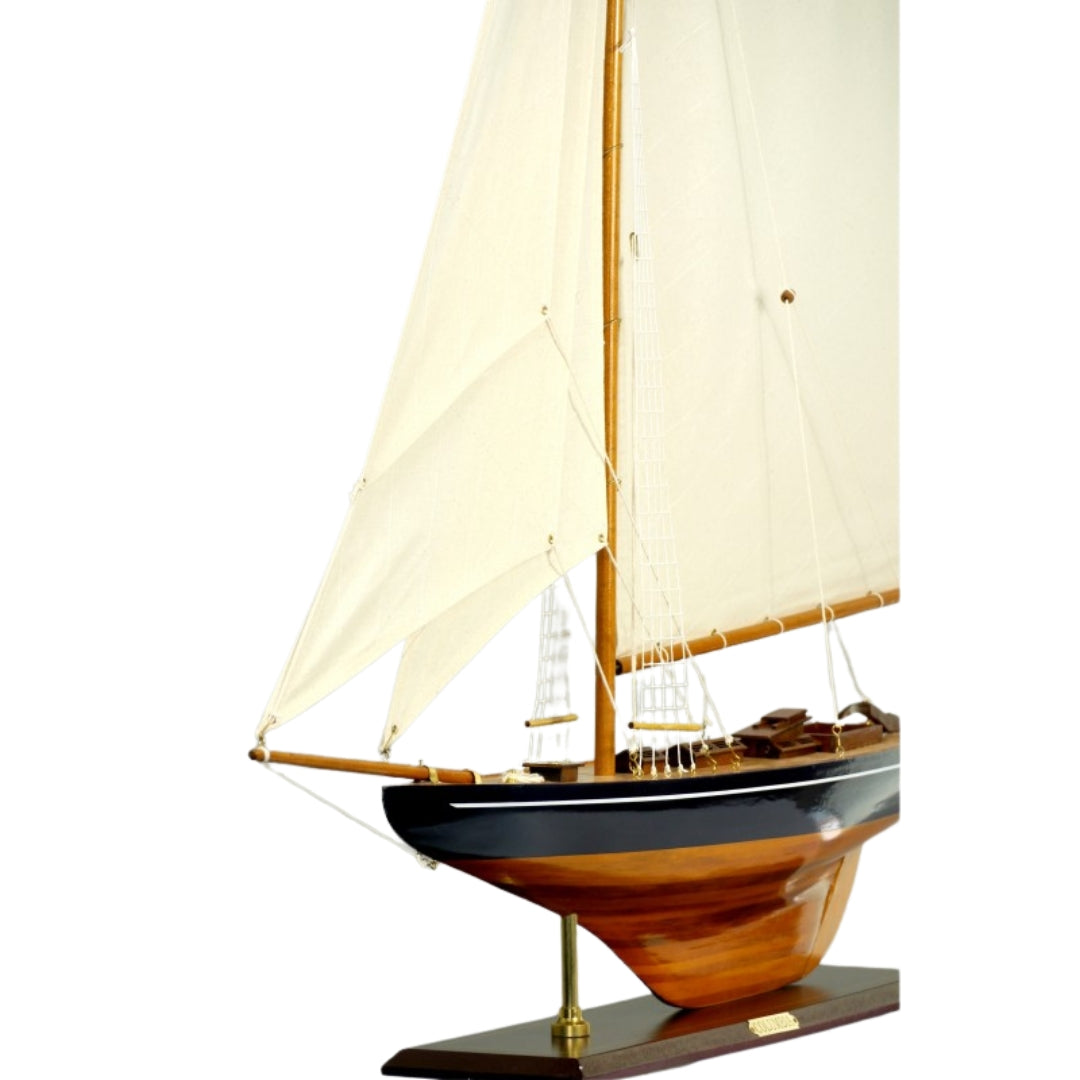 Modello di yacht Columbia con velatura a gaf, altezza 104 cm, in legno, con possibilità di personalizzazione con incisione