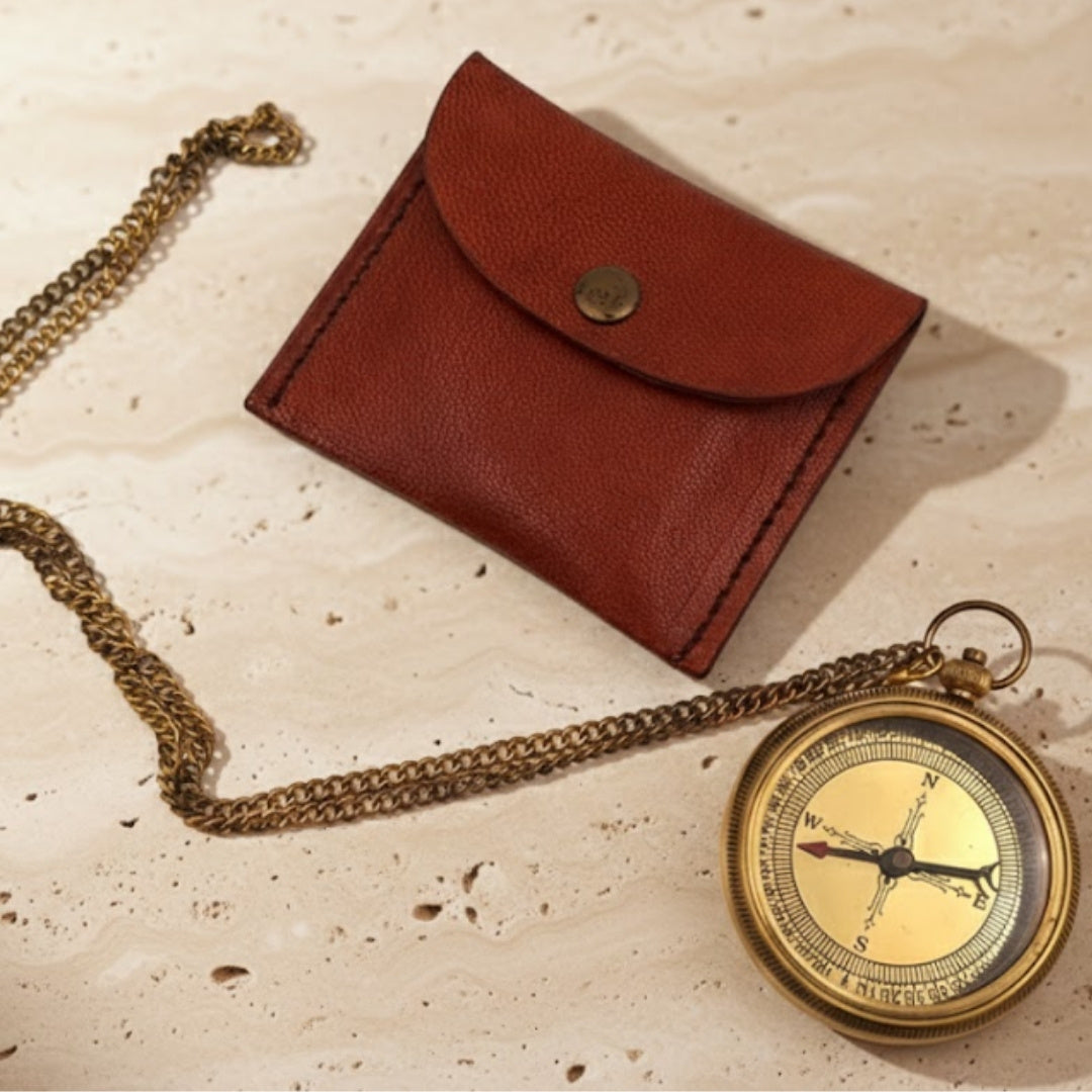 Bussola in ottone con catena in custodia di pelle con possibilità di personalizzazione tramite incisione