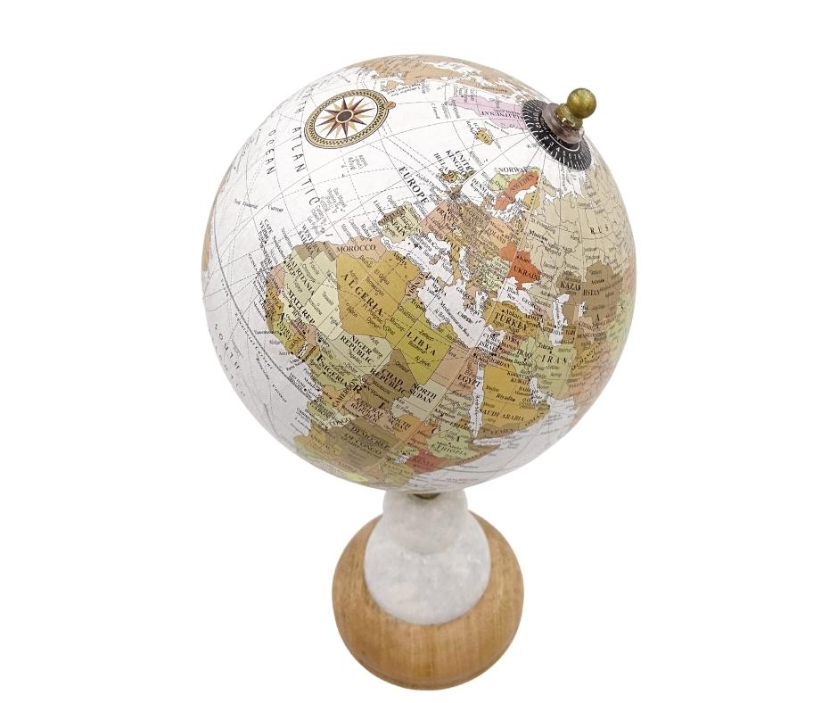 Globo decorativo Voyager su base in marmo e legno con opzione di incisione personalizzata – Regalo elegante per amanti dei viaggi, altezza 32 cm, diametro 15,5 cm, mappa bianca con continenti colorati
