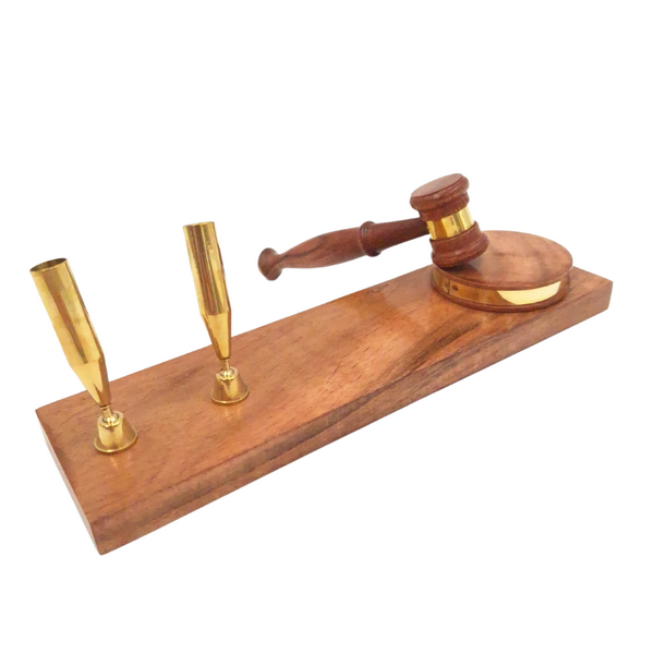 Martelletto da giudice con incisione personalizzata su base in legno – elegante portapenne in legno scuro