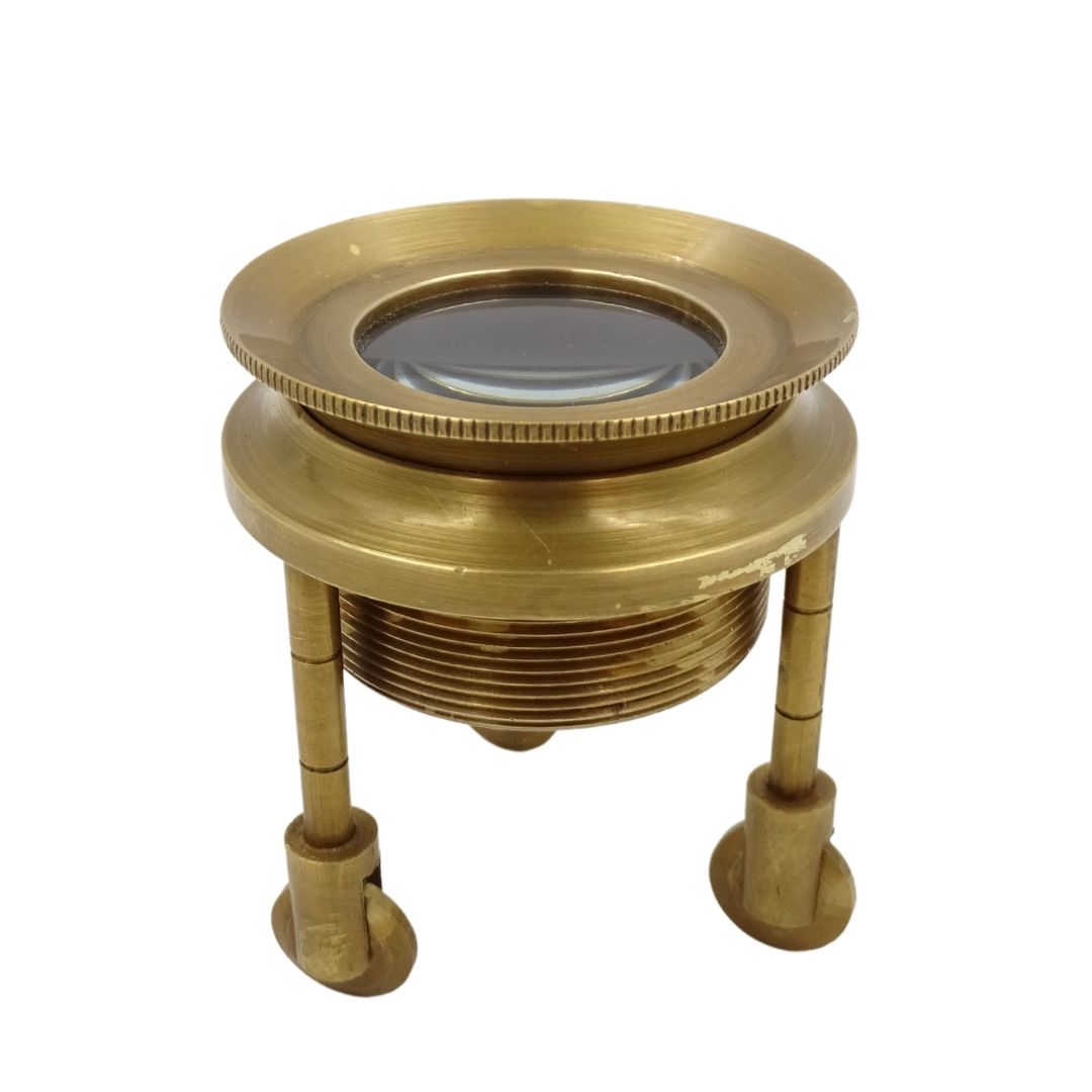 Lente d’ingrandimento su treppiede MAG-0015 con custodia in ottone, colore oro, possibilità di personalizzazione incisione, ideale come regalo per gioiellieri e filatelici, altezza 7 cm, ingrandimento x3