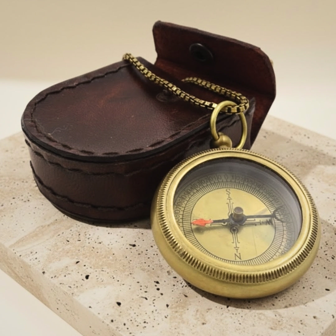 Bussola in ottone elegante con catena in custodia di pelle