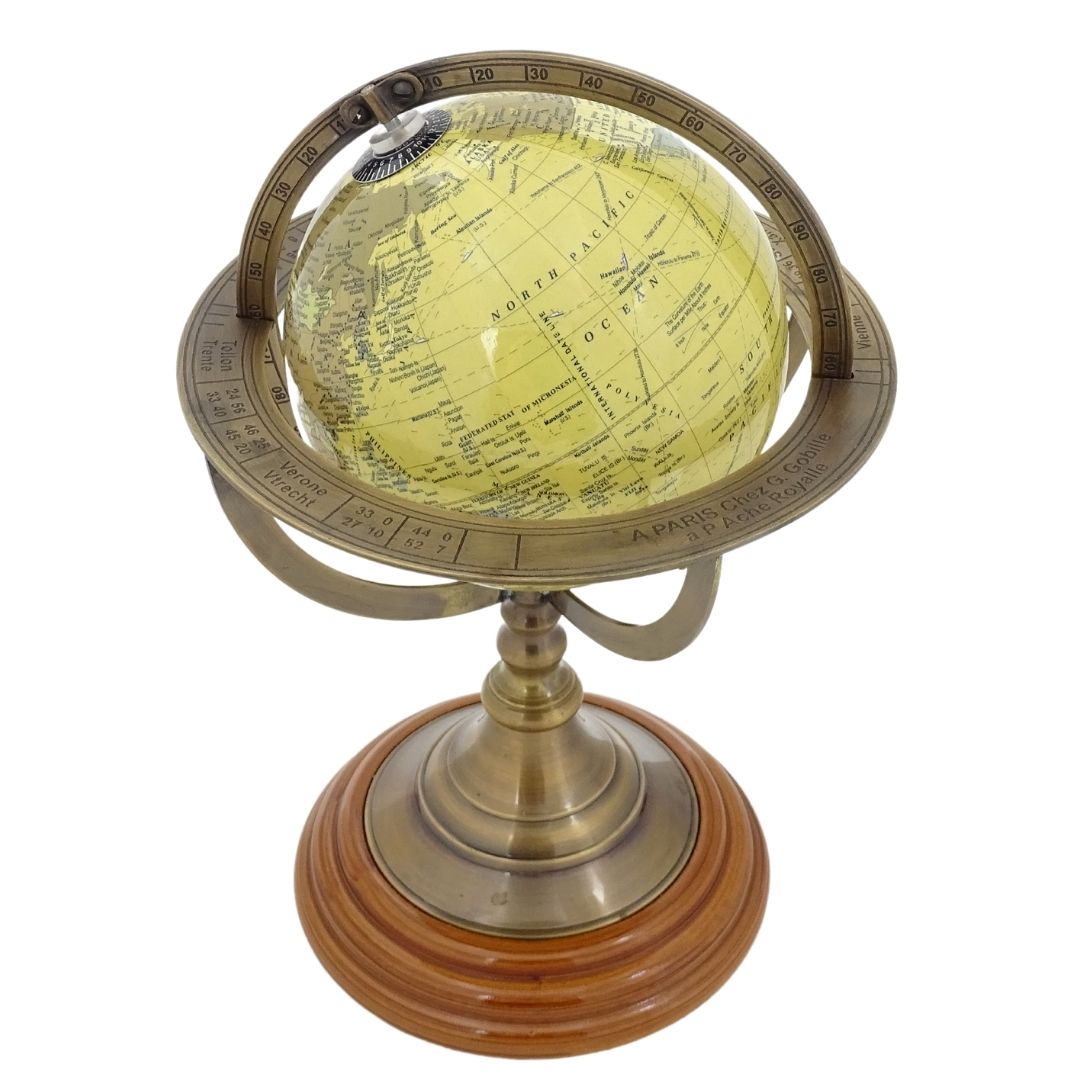 Globo decorativo con base in ottone e possibilità di personalizzazione tramite incisione