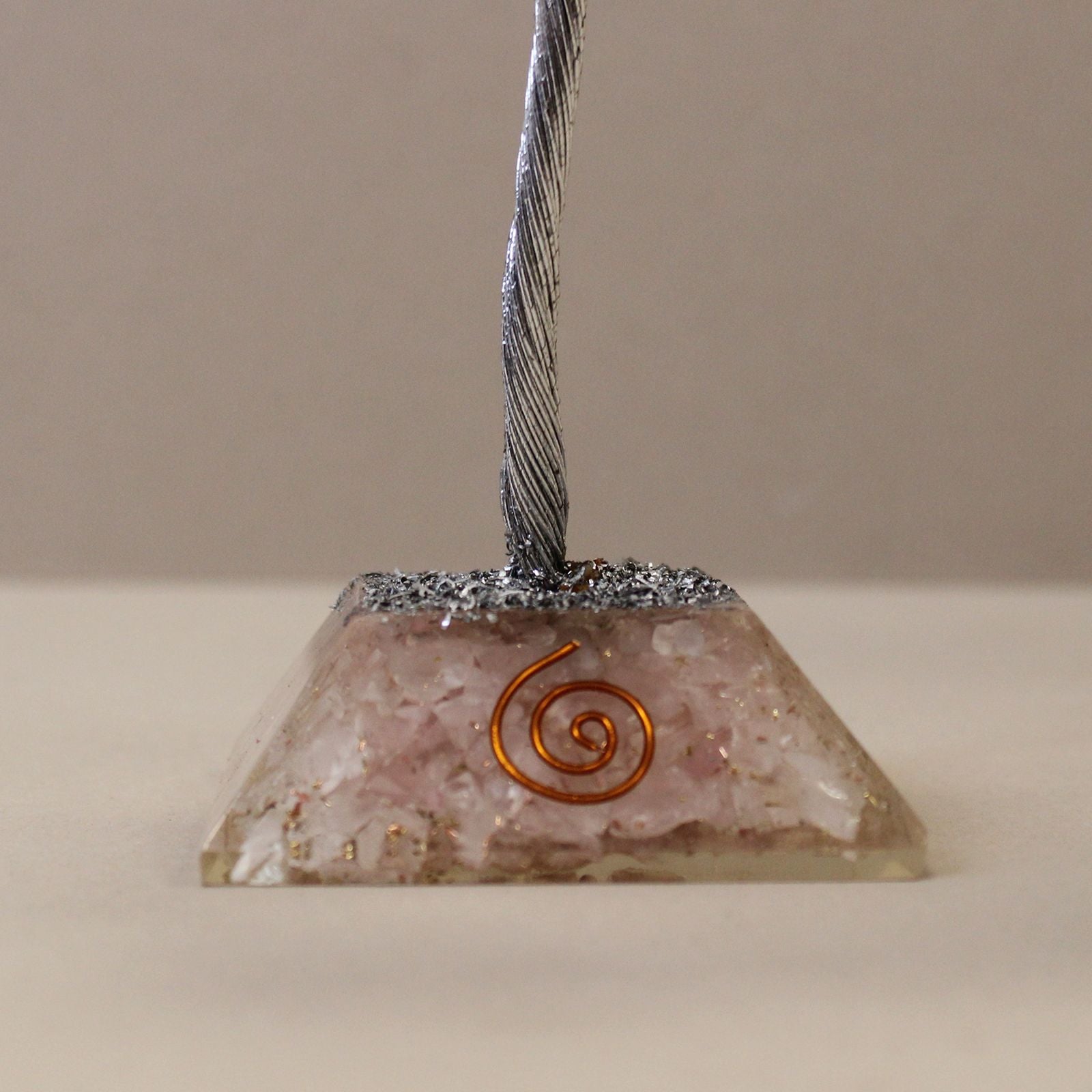 Alberello magico di cristallo di quarzo rosa su base in orgonite