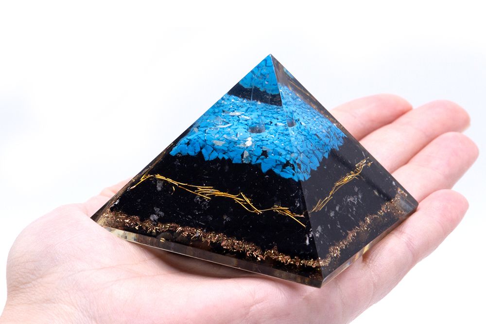Piramide di Orgone con Punta Turchese e Tormalina Nera