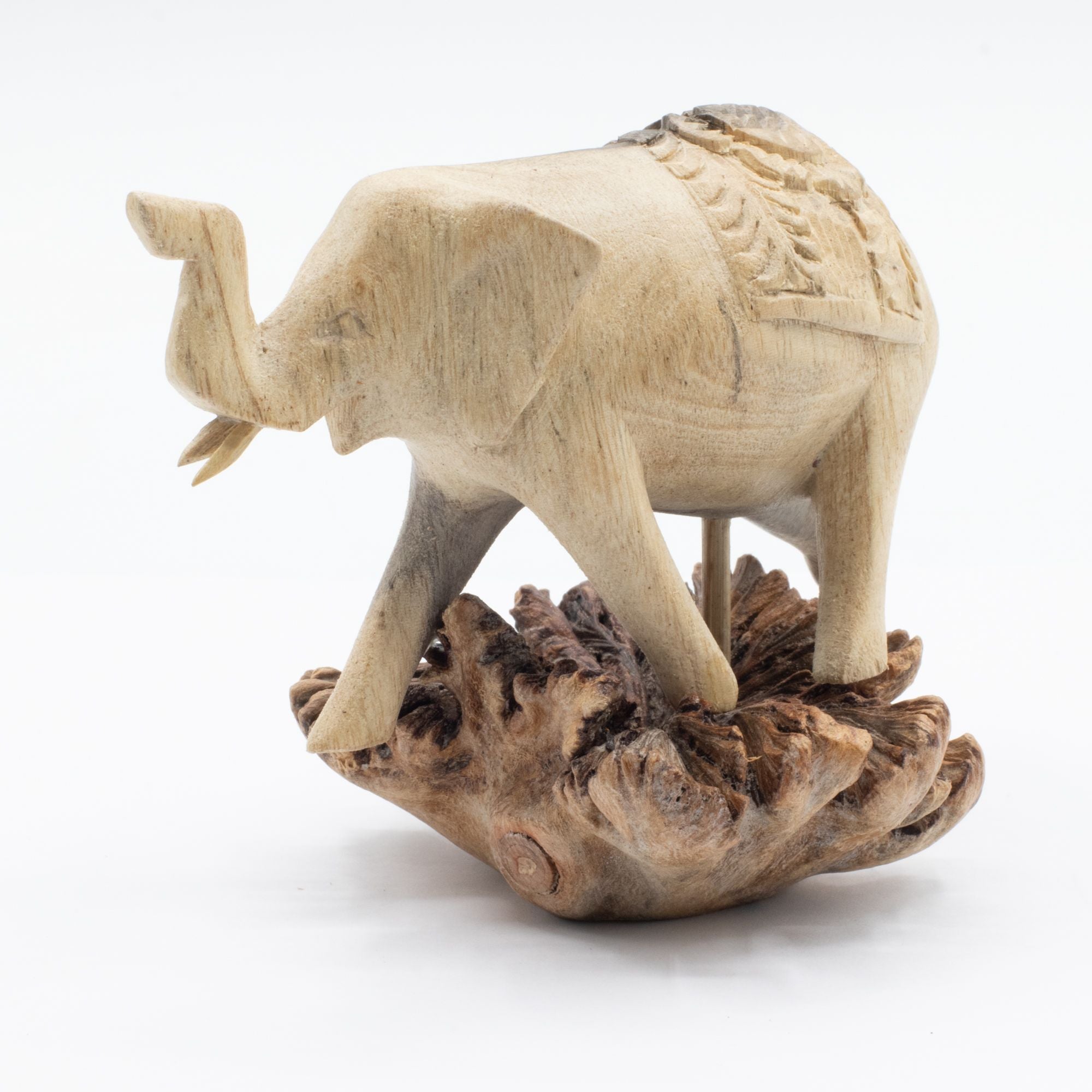 Figura di elefante intagliata a mano in legno parassita