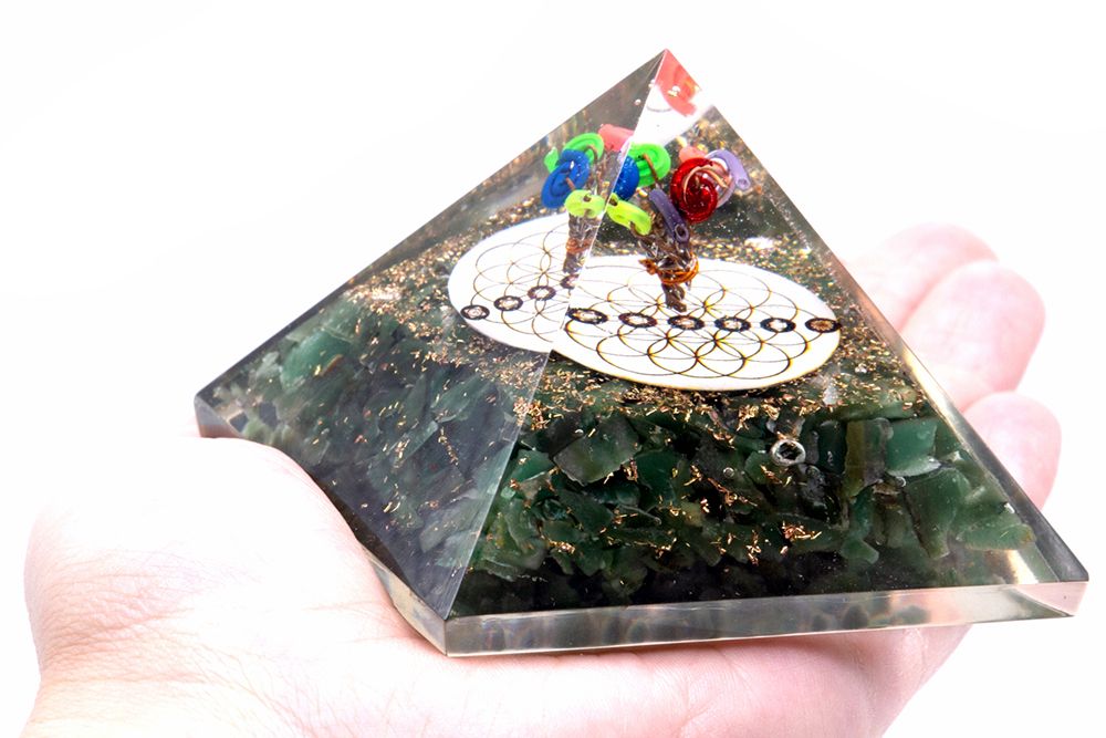 Piramide di Orgone con Acquamarina Verde e Simboli del Fiore della Vita