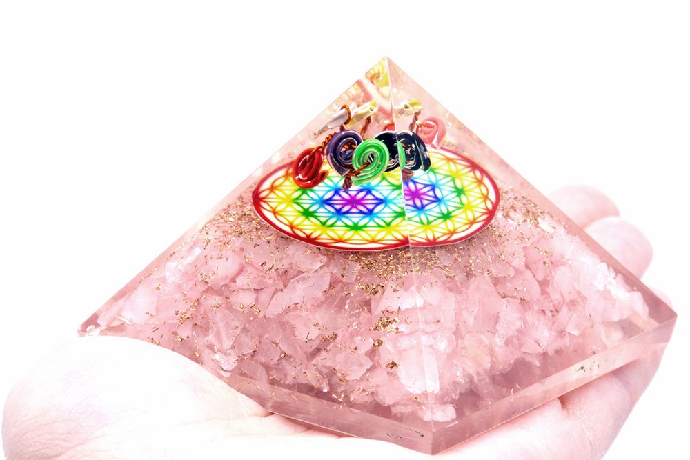 Piramide di Orgone con Quarzo Rosa e Motivo Arcobaleno del Fiore della Vita