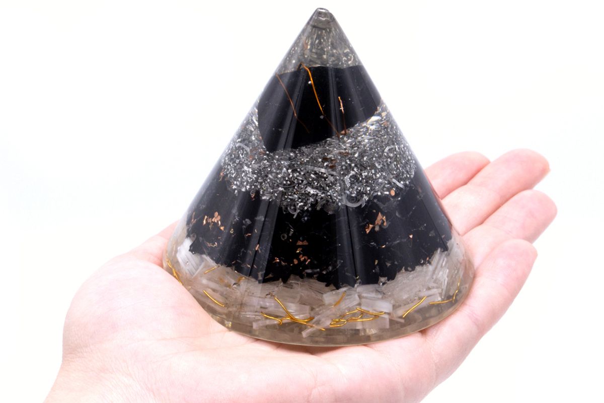 Cono di Orgone con Selenite e Tormalina Nera - Elegante Decorazione Altezza 90 mm, Resina Poliestere, Protezione contro l'Inquinamento Elettromagnetico