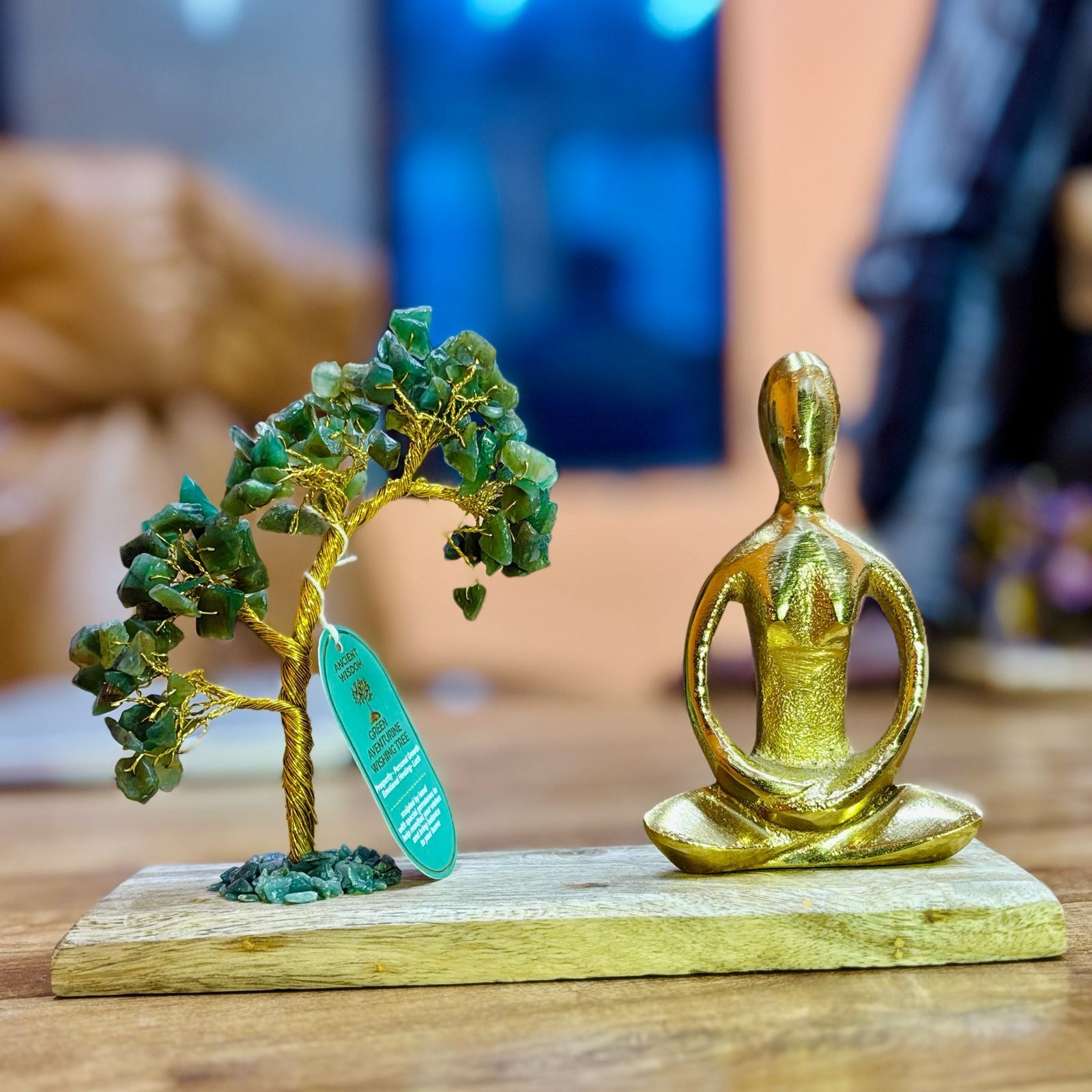 Giardini Yoga con Pietre Preziose - Posizione Padmasana in Avventurina Verde - Albero Fatto a Mano con 100 Pietre - Elegante Figurina in Tonalità Dorata - Base Naturale in Legno