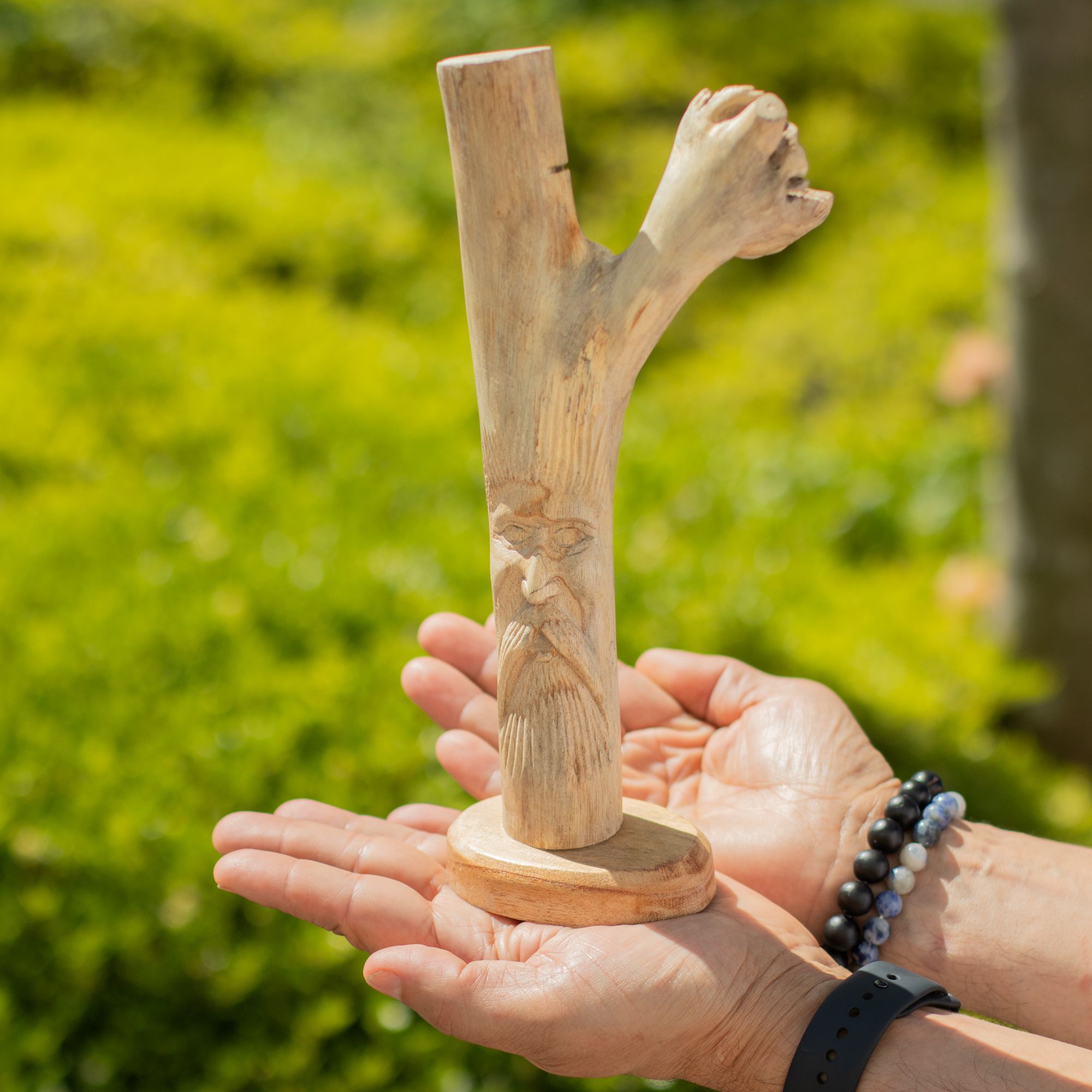 Figure intagliate a mano dell'Uomo Verde in legno parassita