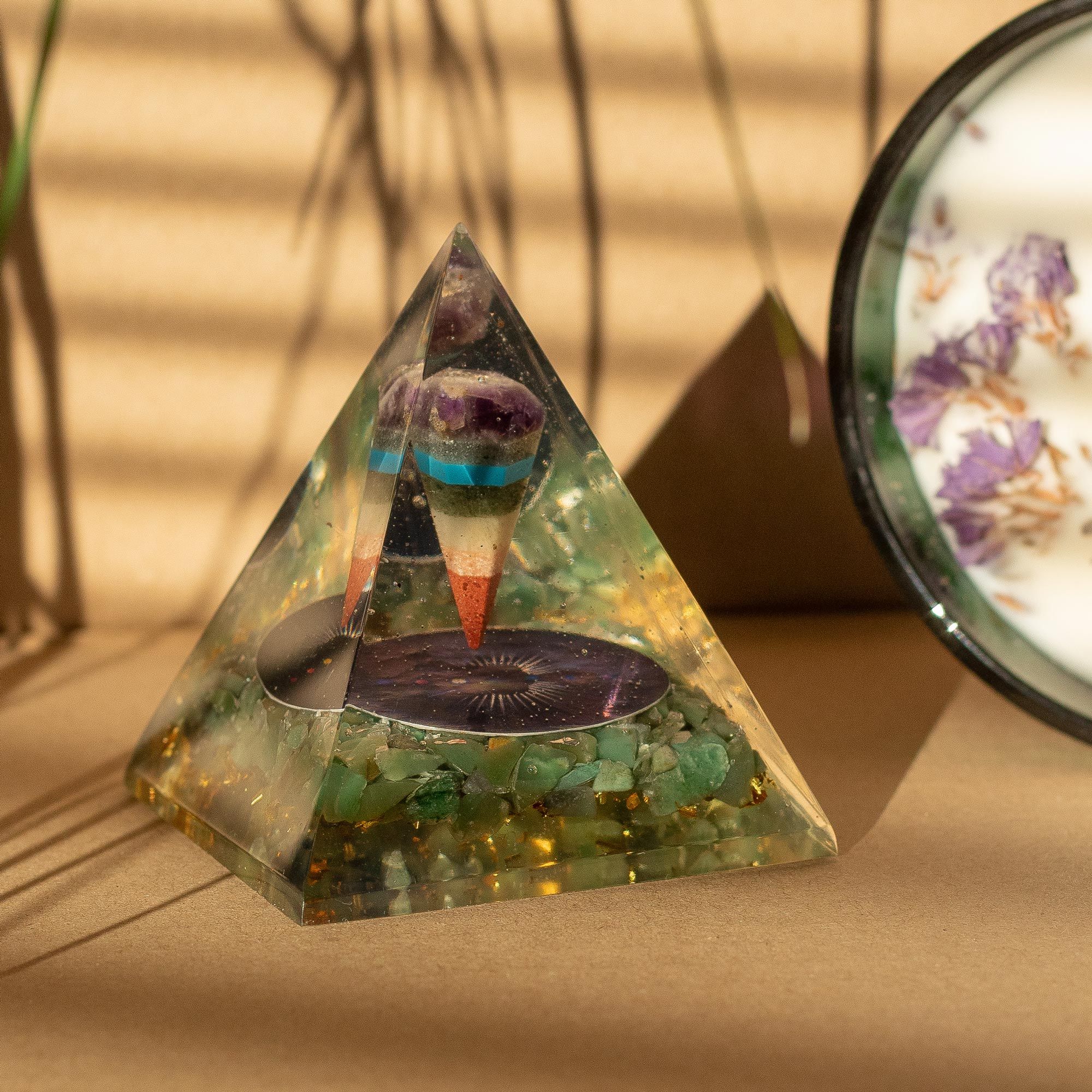 Piramide Orgonite Media con Pendolo e Chips Verdi di Avventurina 7x6 cm