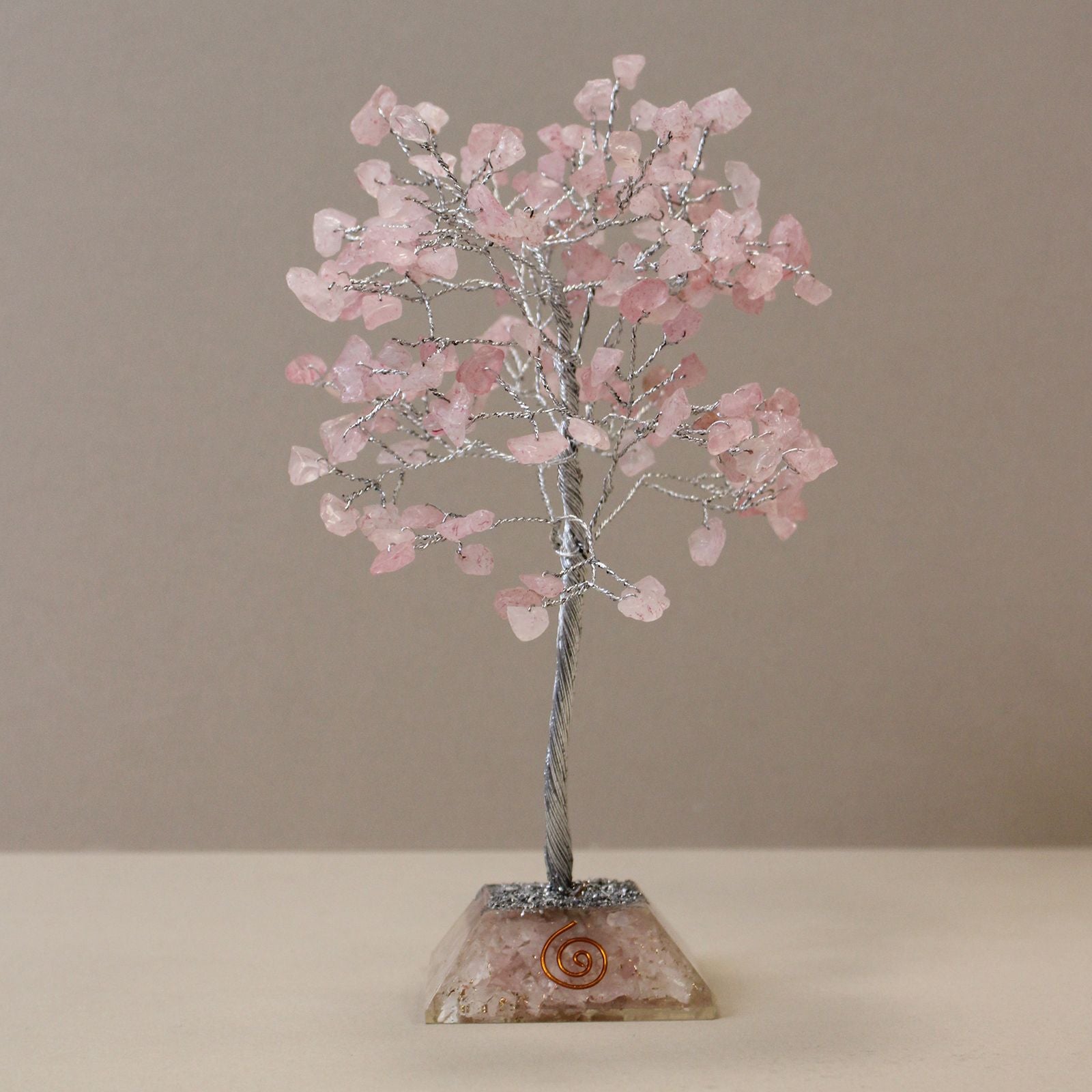 Alberello magico di cristallo di quarzo rosa su base in orgonite