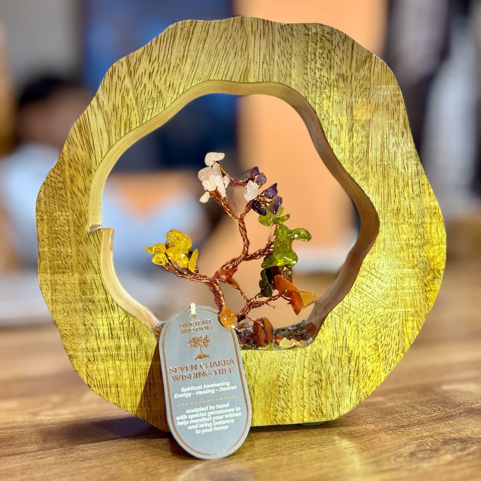 Giardino Paradisiaco dei Chakra - Albero Fatto a Mano con Pietre Preziose in Cerchio Naturale di Legno di Mango - 60 Chipstone nei Colori dei Sette Chakra