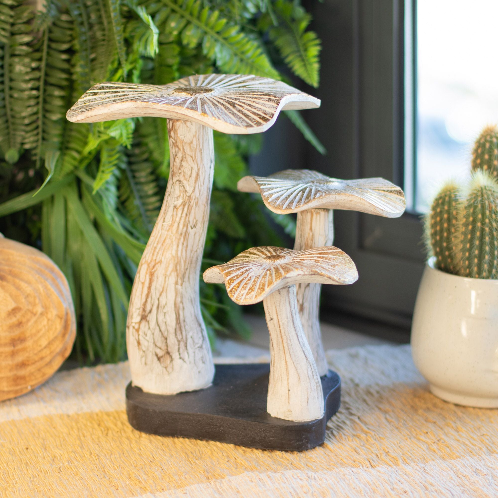 Figura artistica di fungo dorato 25 cm con finitura bianca e dettagli dorati - regalo unico in legno di Albasia per interni boho e naturali
