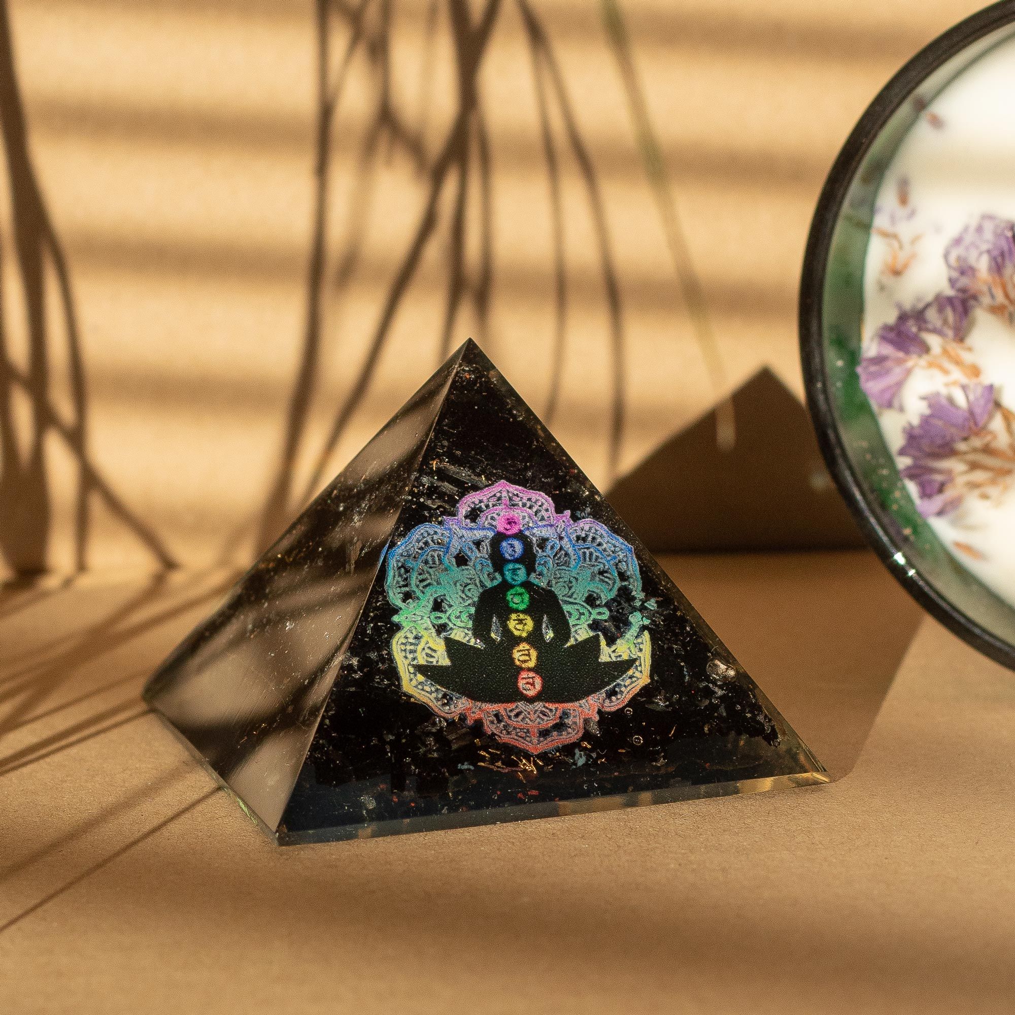 Piccola Piramide di Orgone in Tormalina Nera 5,5x4,5 cm con Motivo Buddha Chakra