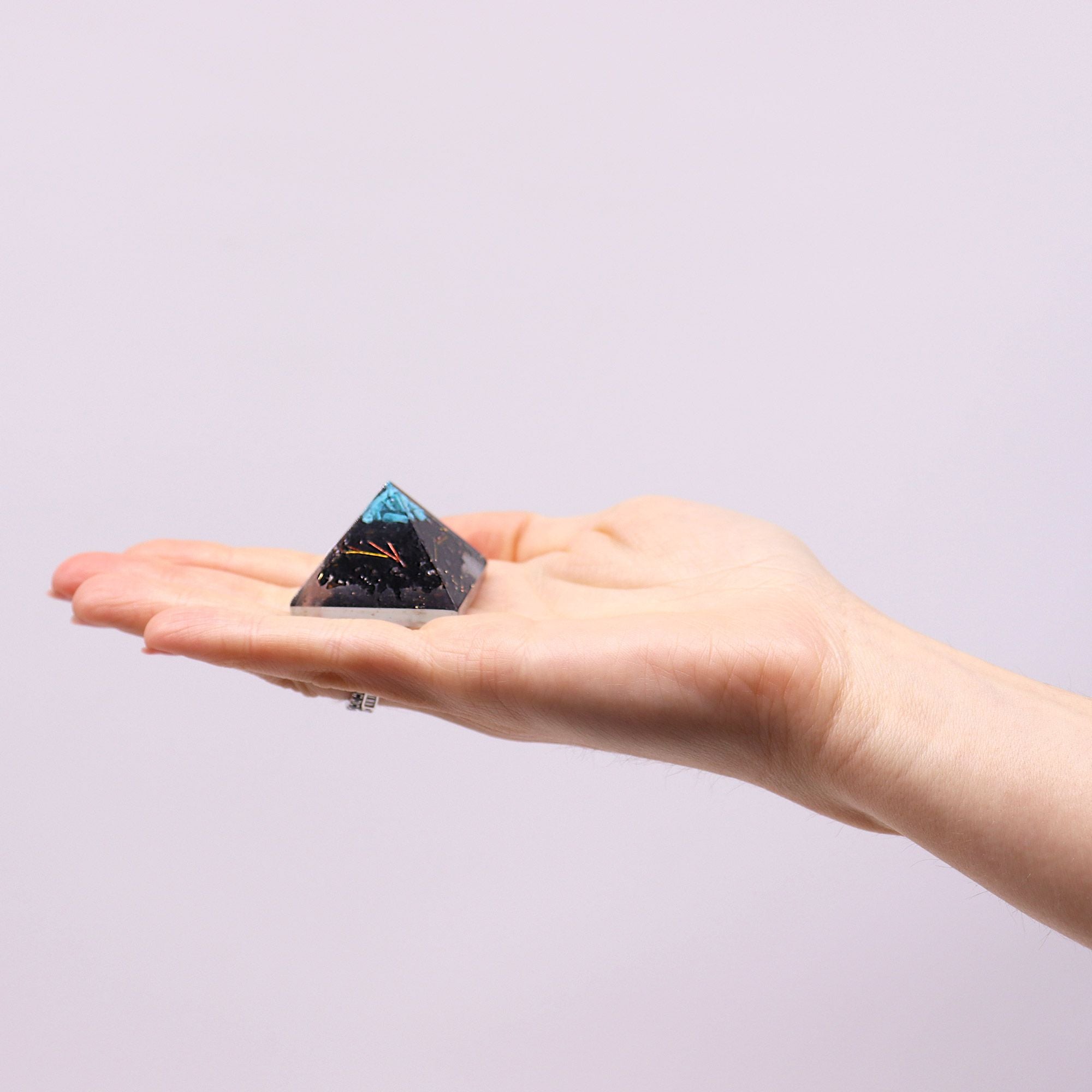 Piccola Piramide di Orgone 25mm con Pietre Preziose Verdi e Rame