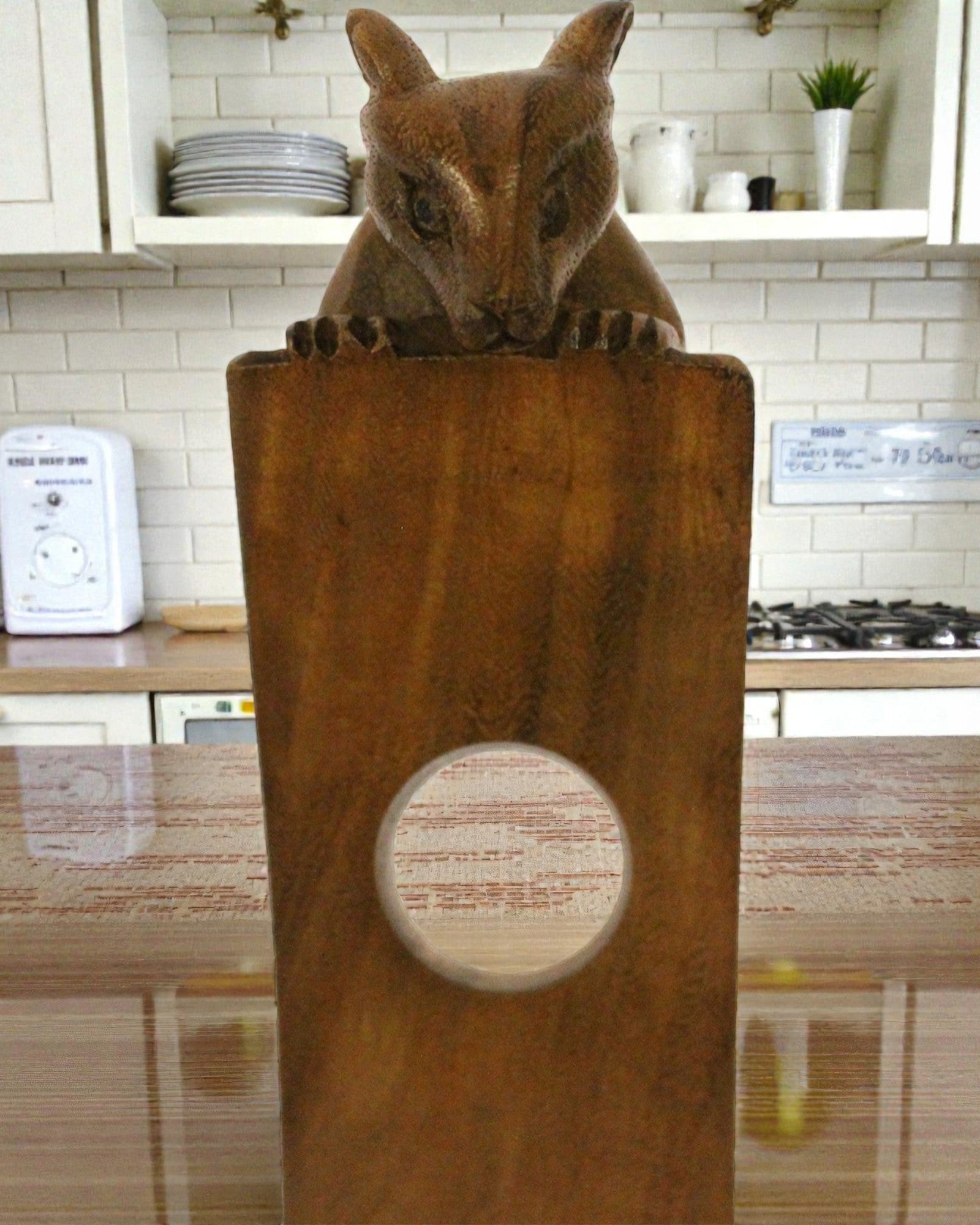 Equilibrio della Foresta – Portabottiglia da vino scolpito e bilanciato con topolino