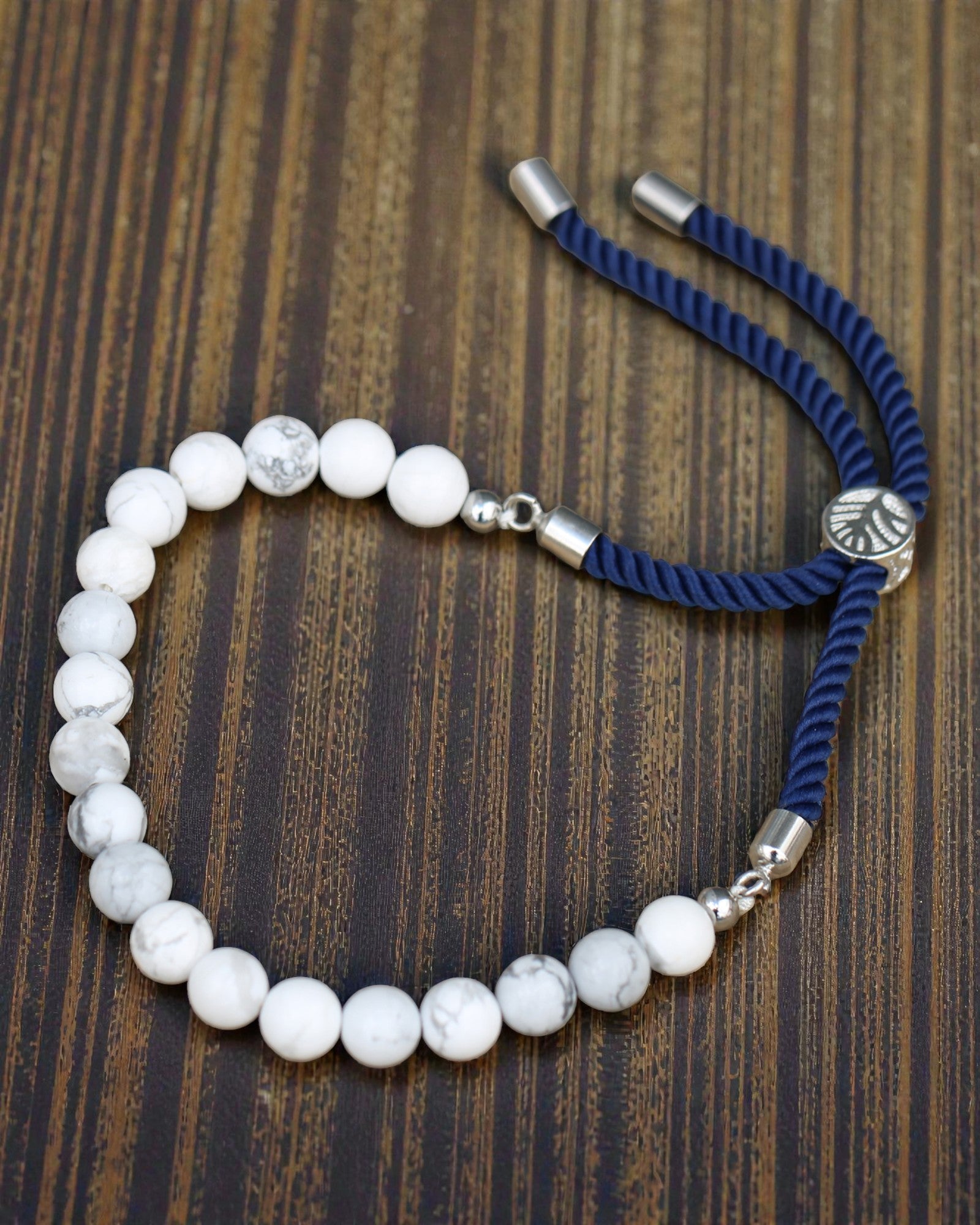 Ocean Calm – Braccialetto con howlite bianca e argento 925 su cordoncino blu navy