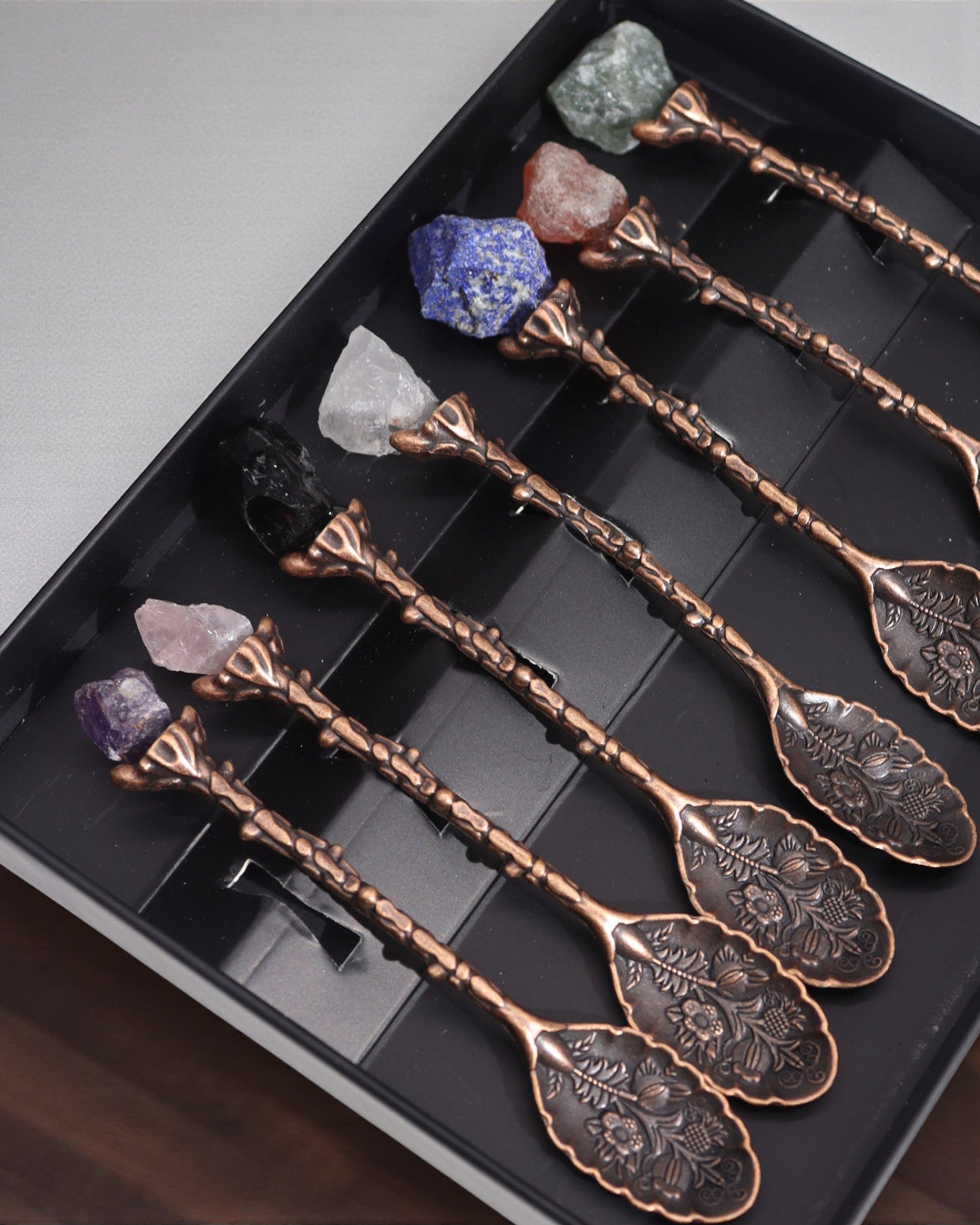 Arcana Aurea – Serie di 7 cucchiaini da strega marroni con pietre naturali