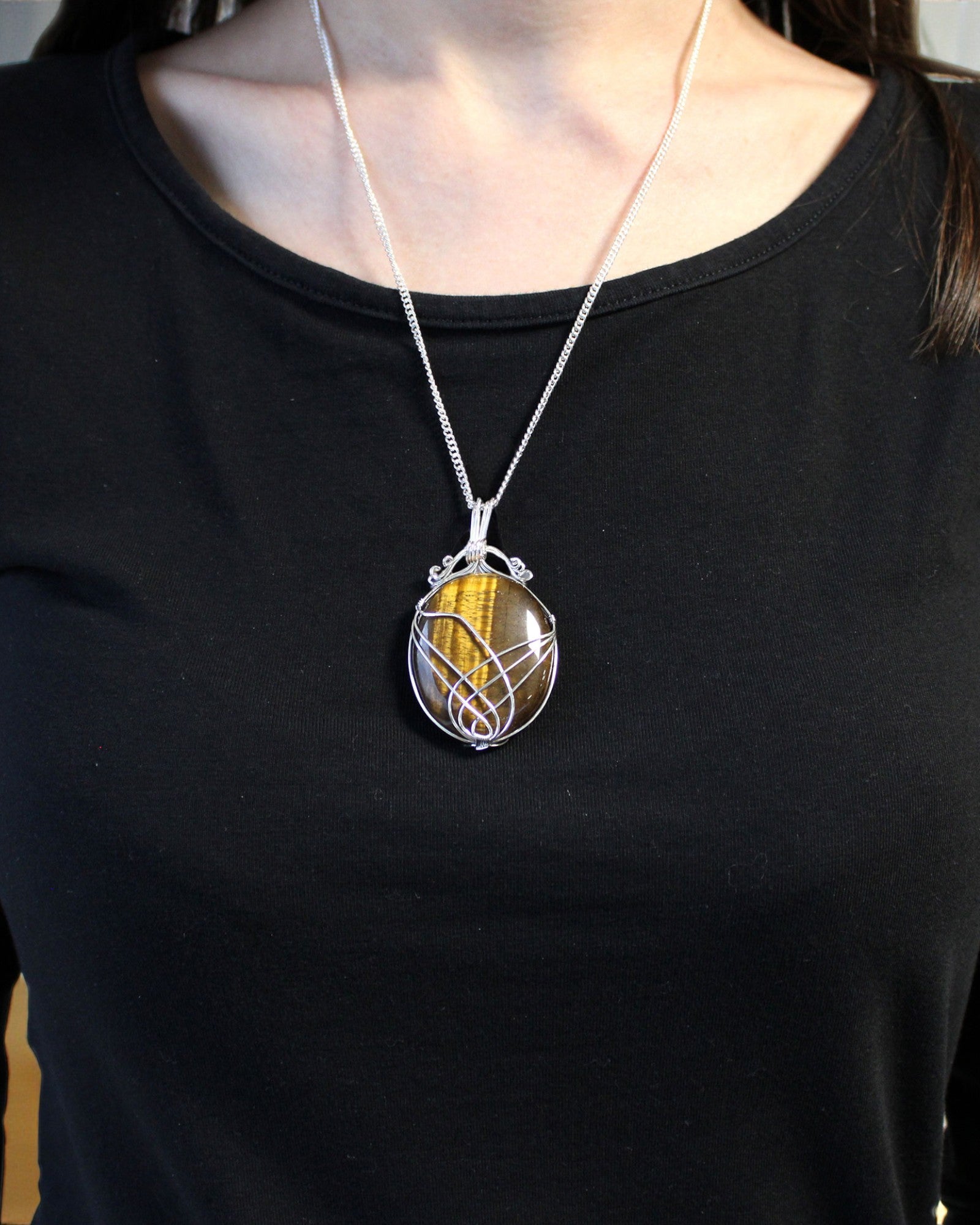 Ricciolo del Potere – Collana con occhio di tigre intrecciata a mano
