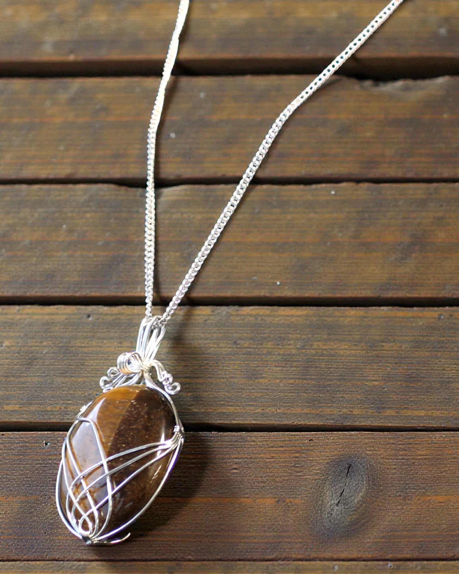 Ricciolo del Potere – Collana con occhio di tigre intrecciata a mano