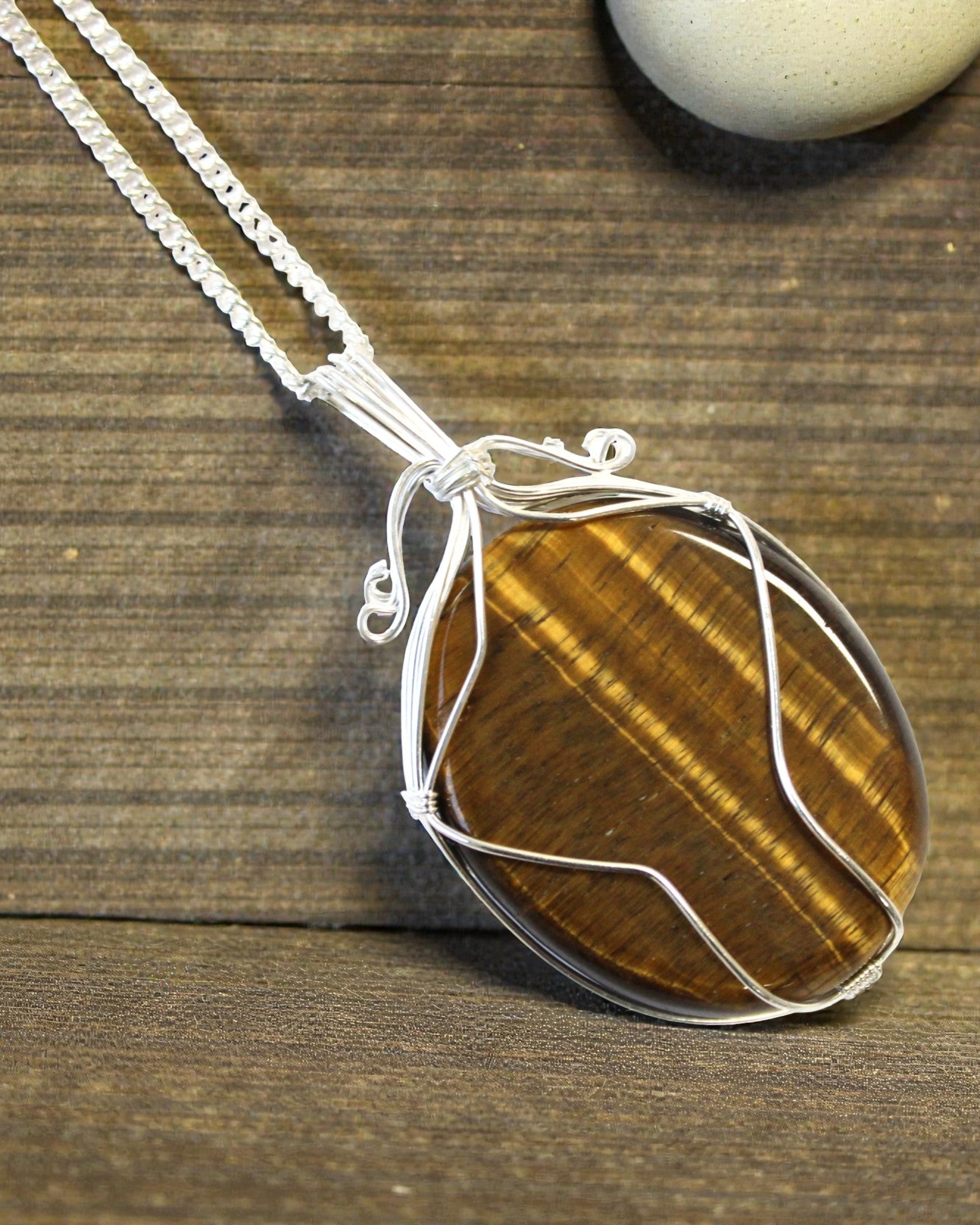 Ricciolo del Potere – Collana con occhio di tigre intrecciata a mano