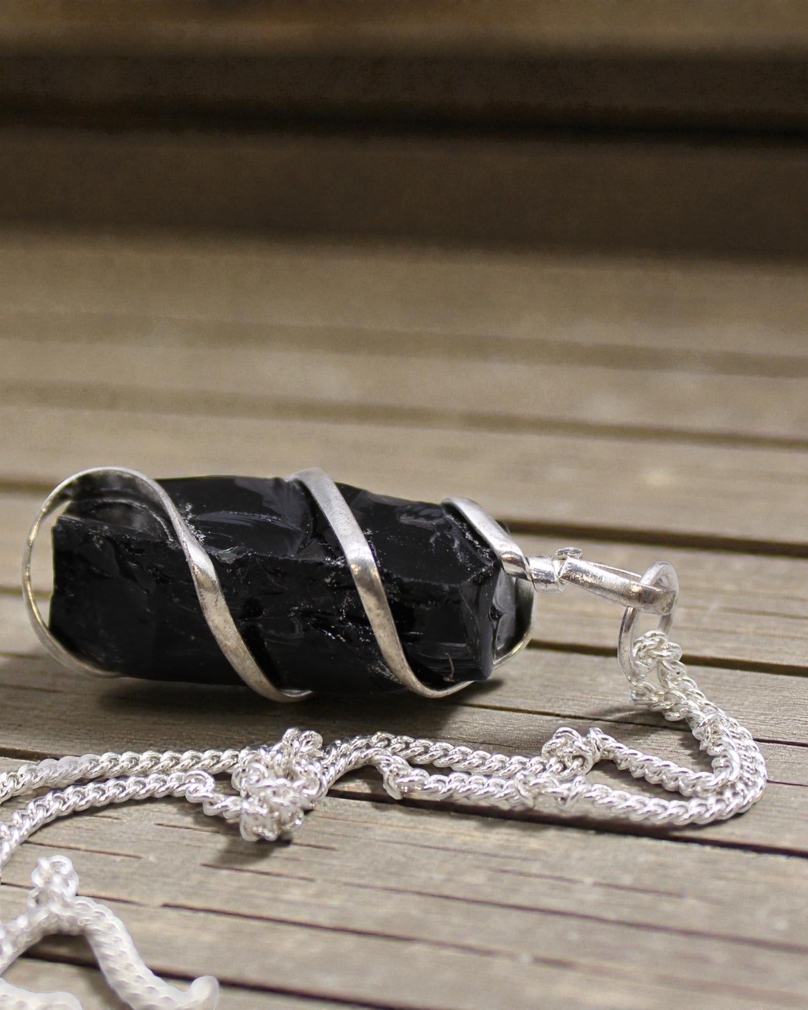 Notte Spirale – Collana con Onice Nero Grezzo