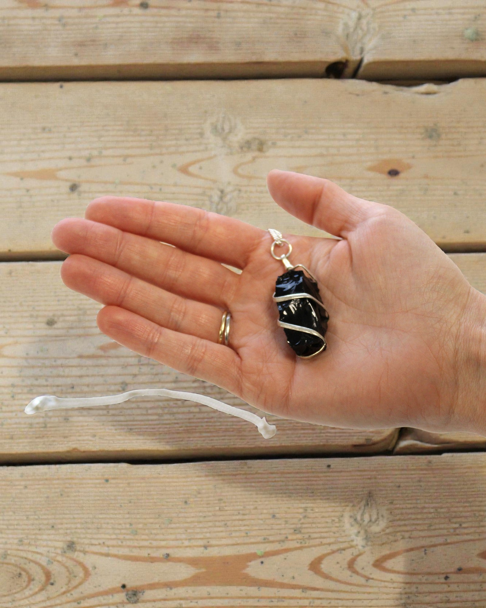 Notte Spirale – Collana con Onice Nero Grezzo