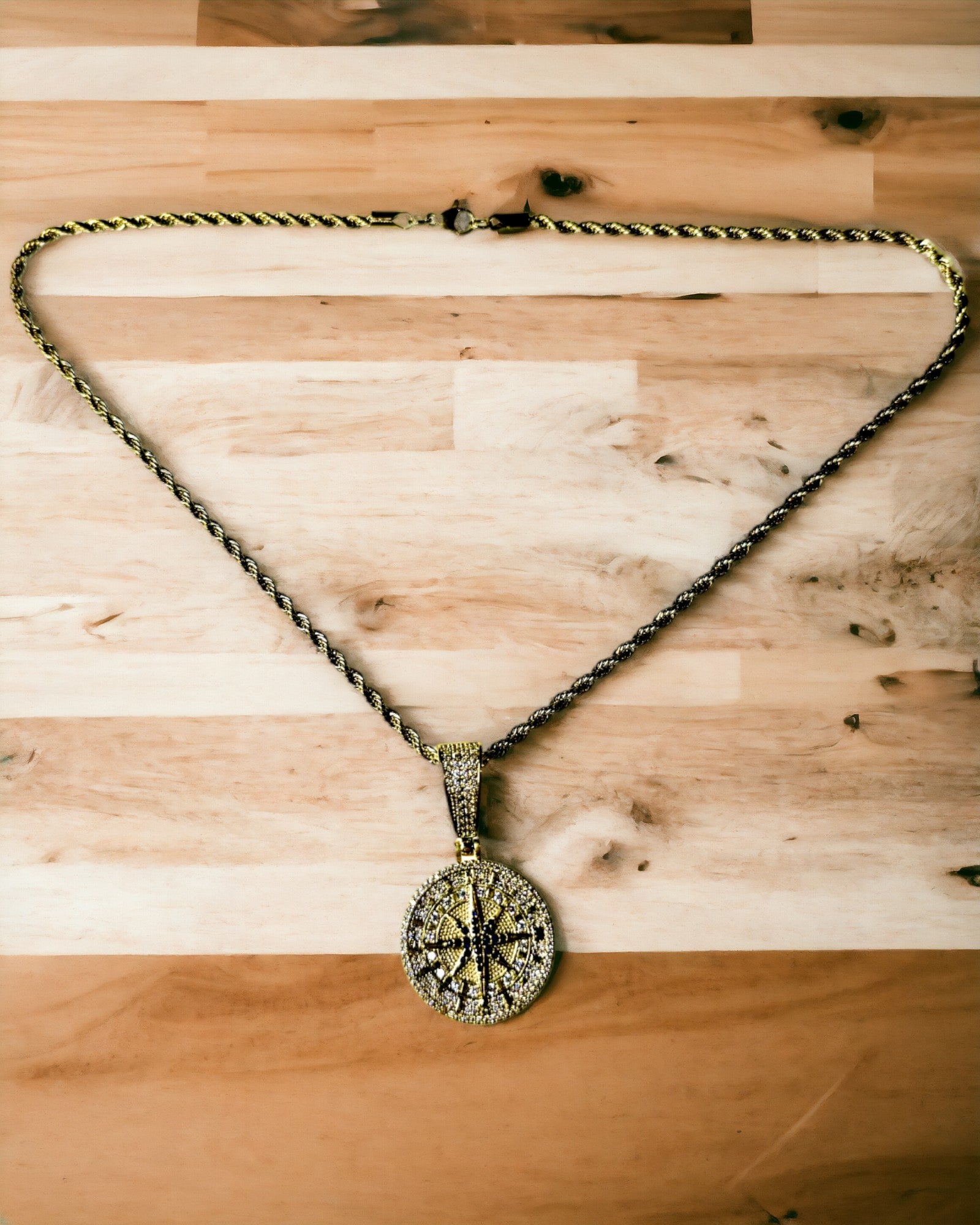 Collana con Pendente Bussola in Stile Glamour con Zirconi per Donne e Uomini - 2 varianti a scelta, personalizzazione con incisione per regalo
