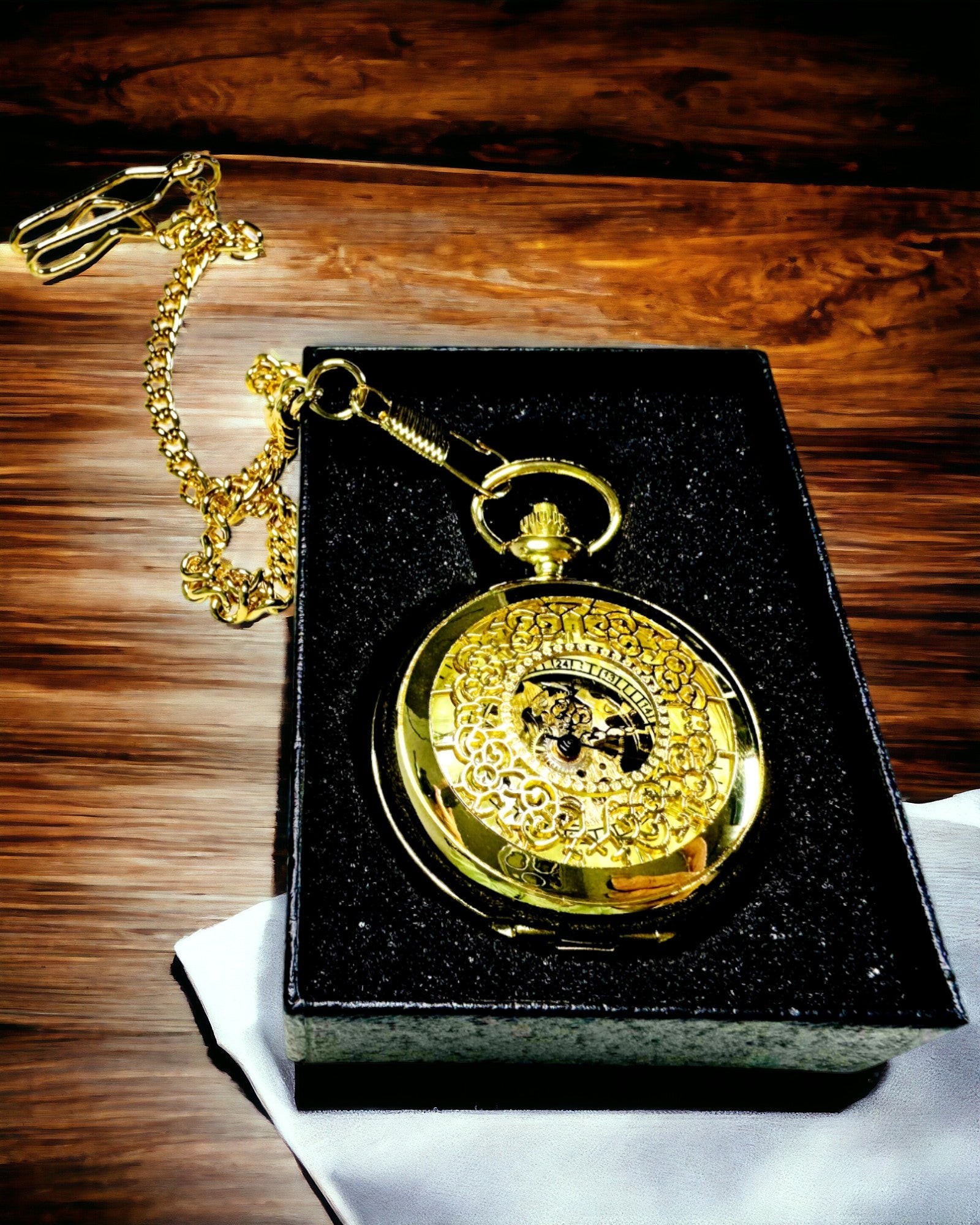 Orologio da Tasca Retrò Intagliato con Meccanismo a Carica Manuale, colore Oro con Scala Romana e Quadrante Luminoso, Stile Vintage
