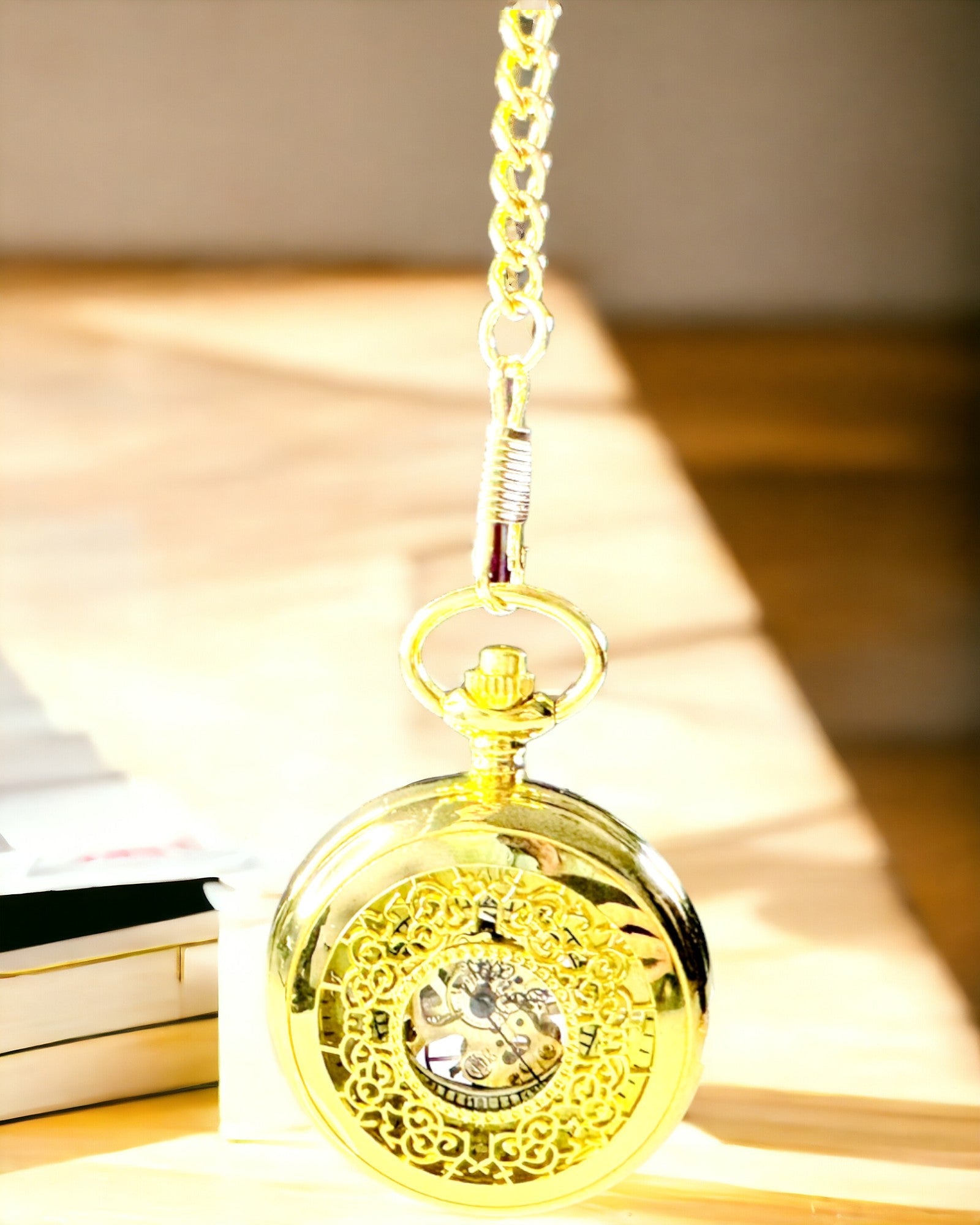 Orologio da Tasca Retrò Intagliato con Meccanismo a Carica Manuale, colore Oro con Scala Romana e Quadrante Luminoso, Stile Vintage