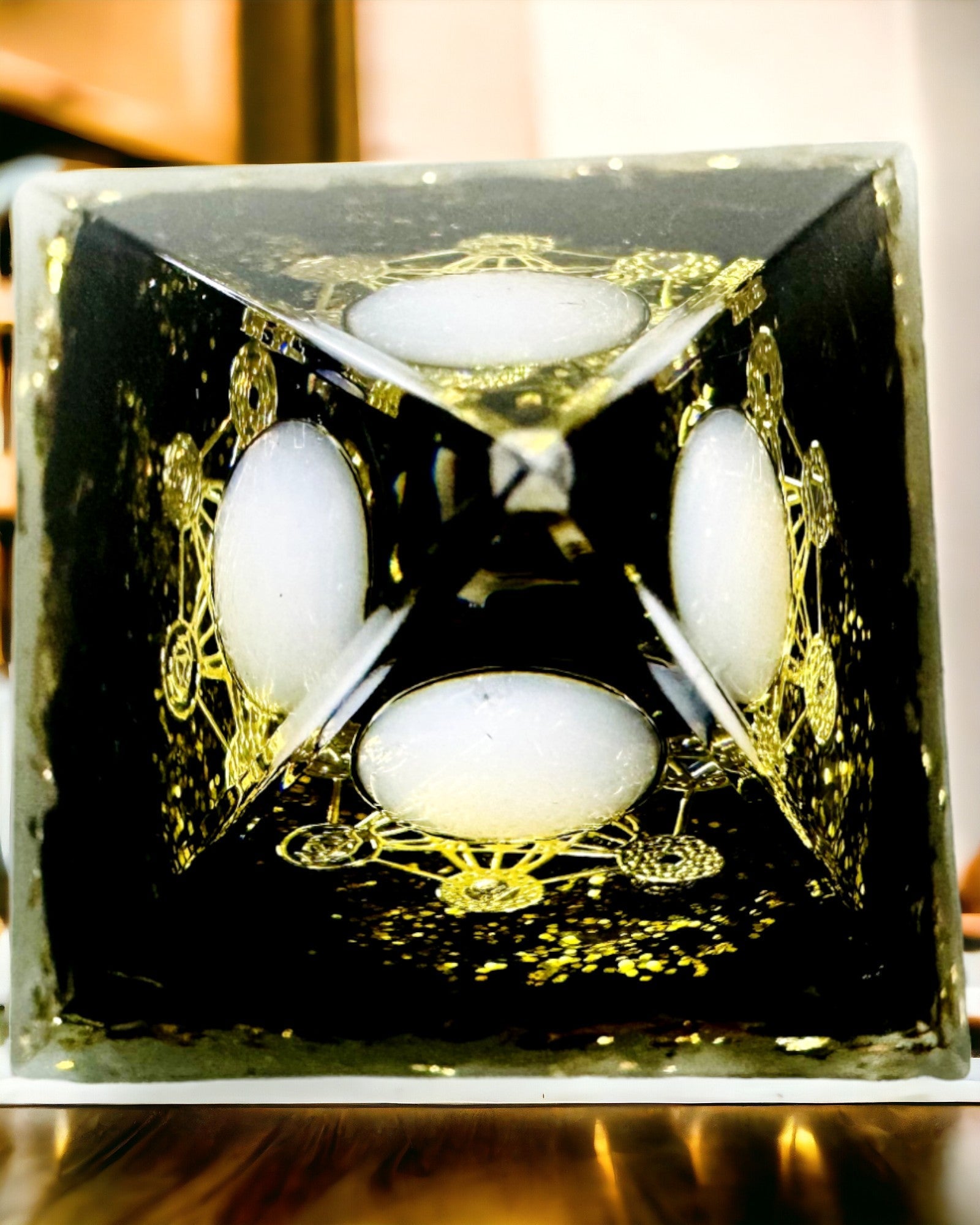 Piramide di Orgonite con Ossidiana – Generatore di Energia Chakra, Strumento di Meditazione Reiki con Pietra Naturale